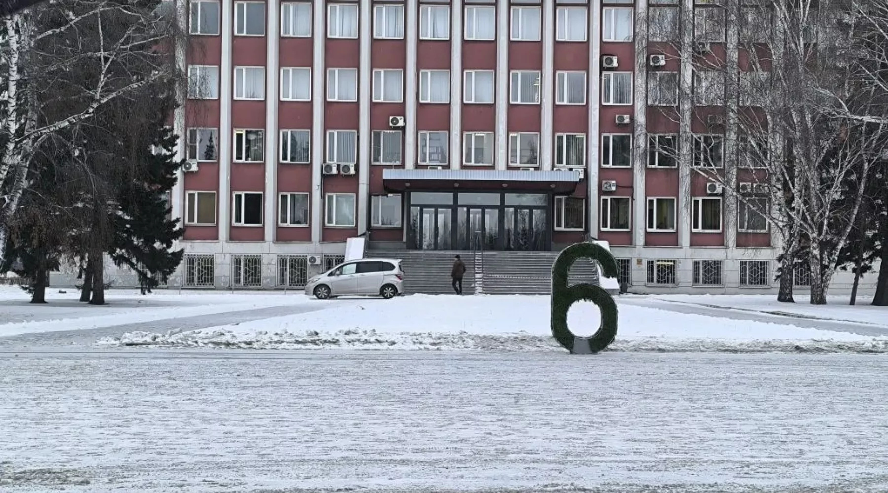 В Бийске приступили к установке новогодних декораций