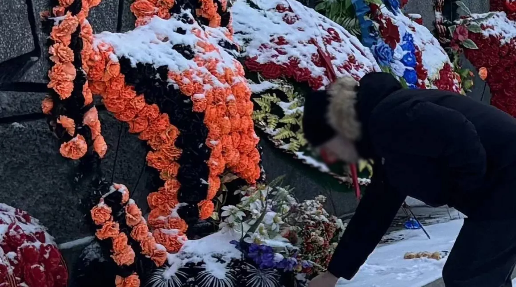 Бийские осужденные возложили цветы к Мемориалу воинам-бийчанам