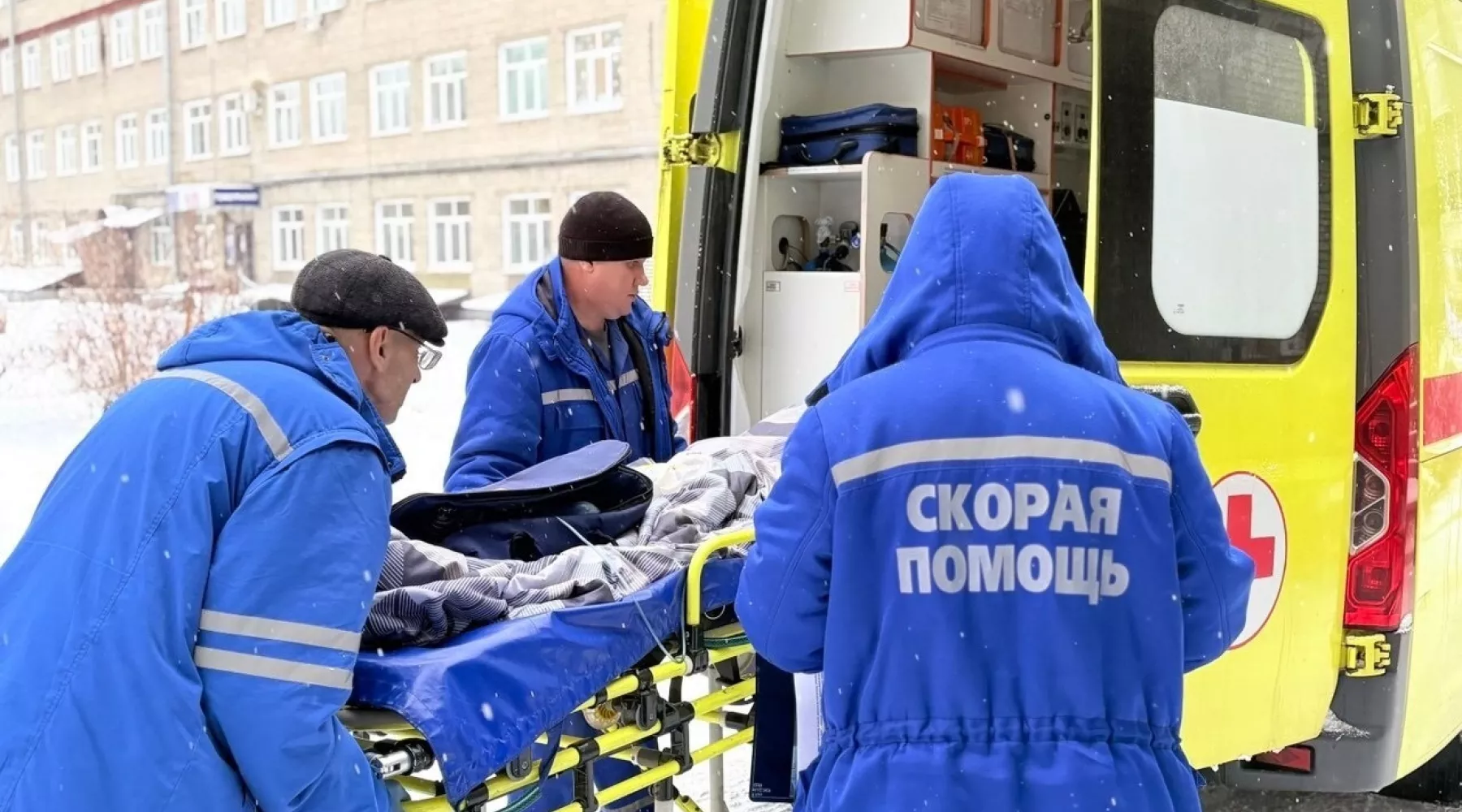 Скорая помощь. Зимняя скорая помощь. Медики