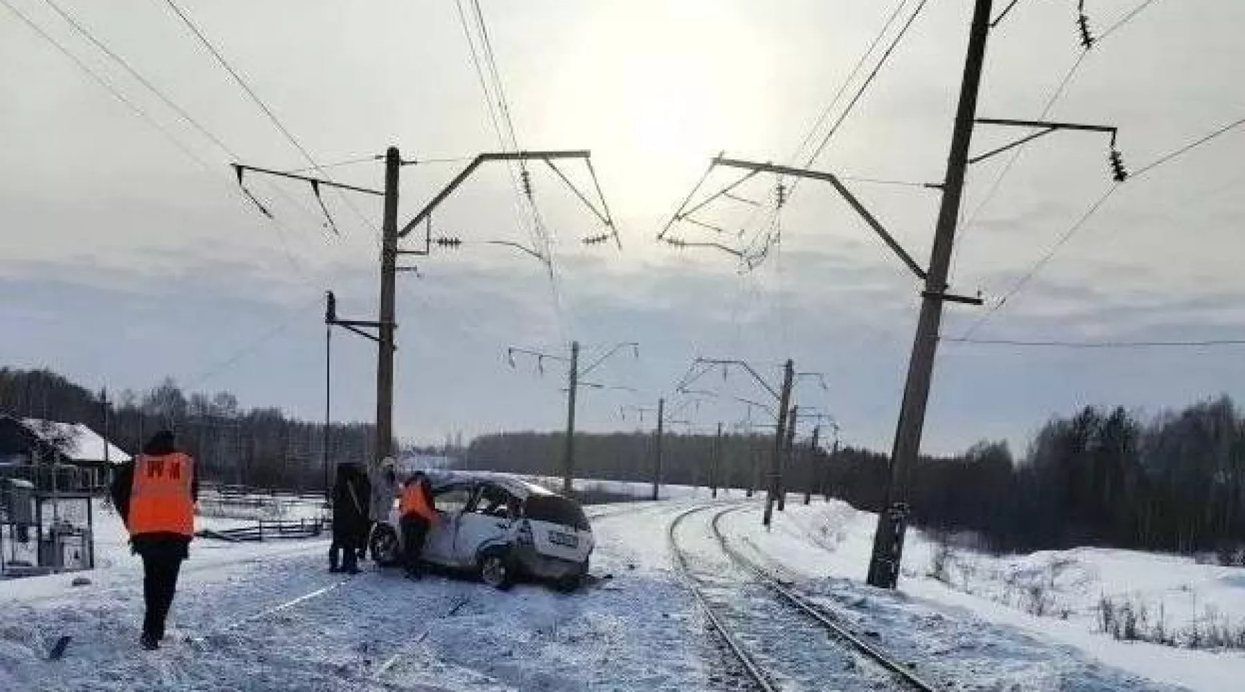 Два человека погибли: в Алтайском крае автомобиль столкнулся с поездом