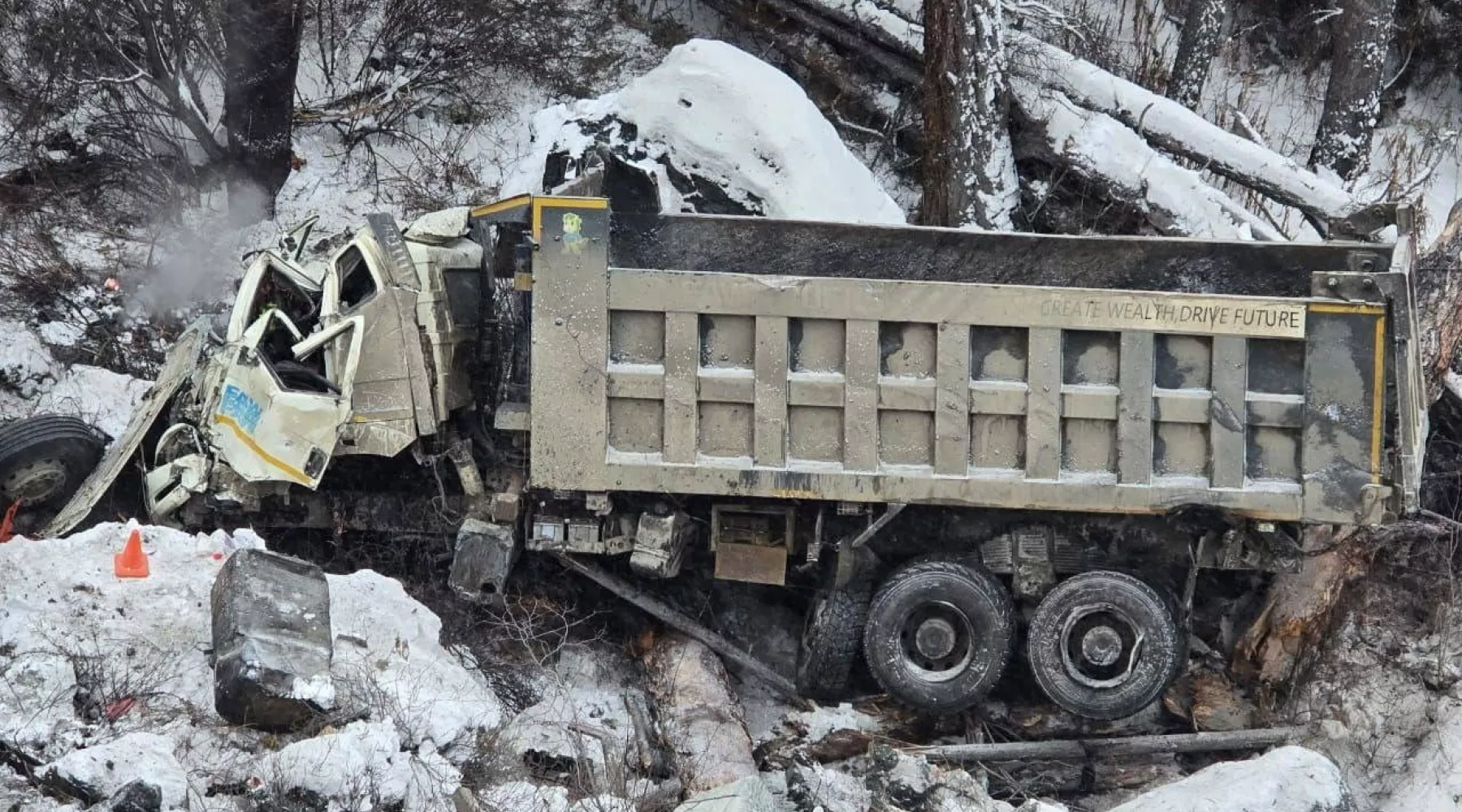 На Алтае грузовой автомобиль слетел в кювет, водитель погиб