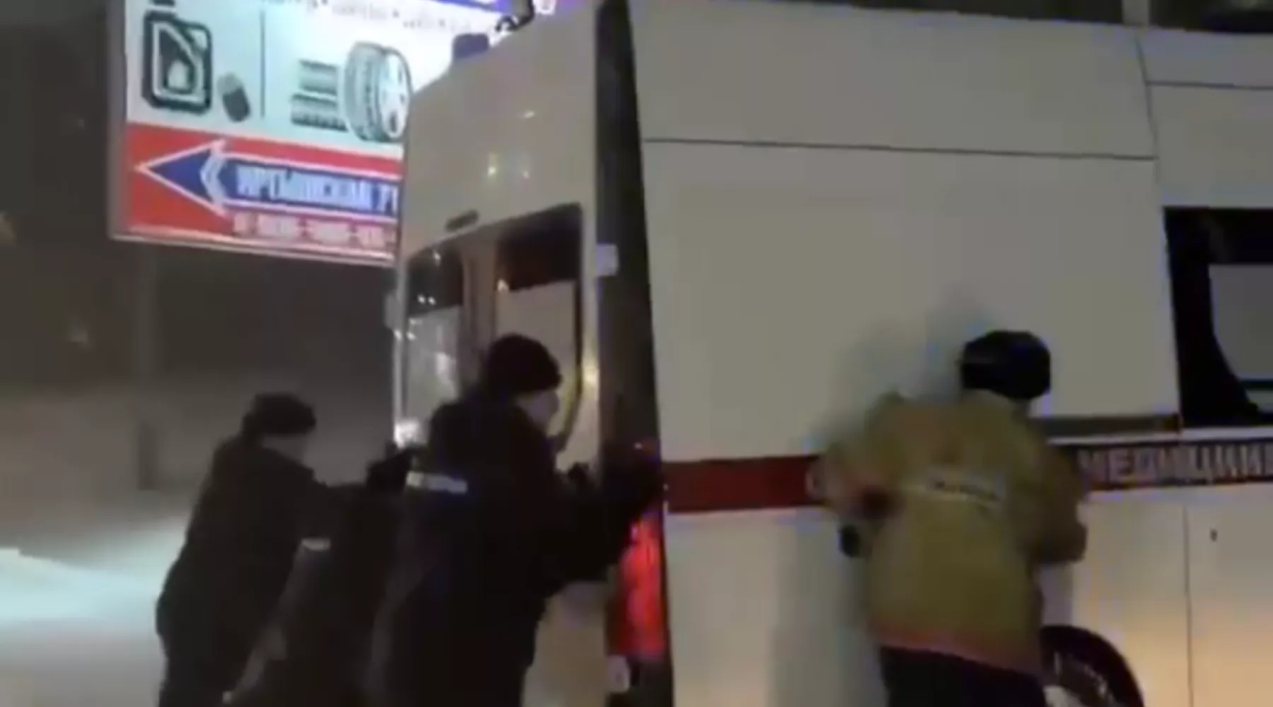 В Бийске автомобиль скорой помощи застрял в снегу по пути к пациенту