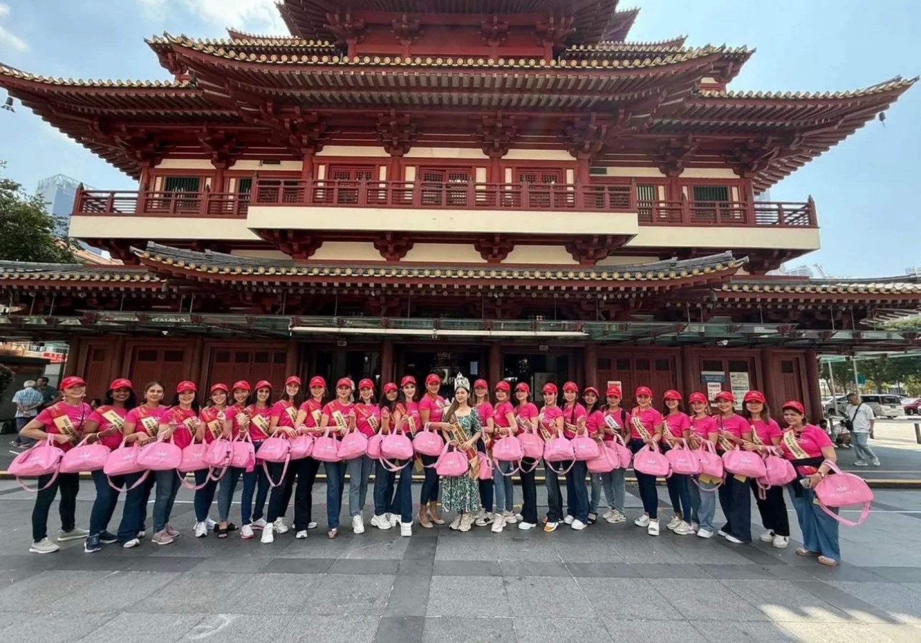 "Вице-Миссис Бийск" Анастасия Усова приняла участие в конкурсе красоты в Сингапуре