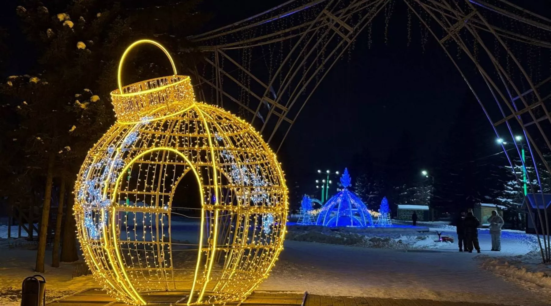 В Бийске на Петровском бульваре установили новые световые арт-объекты