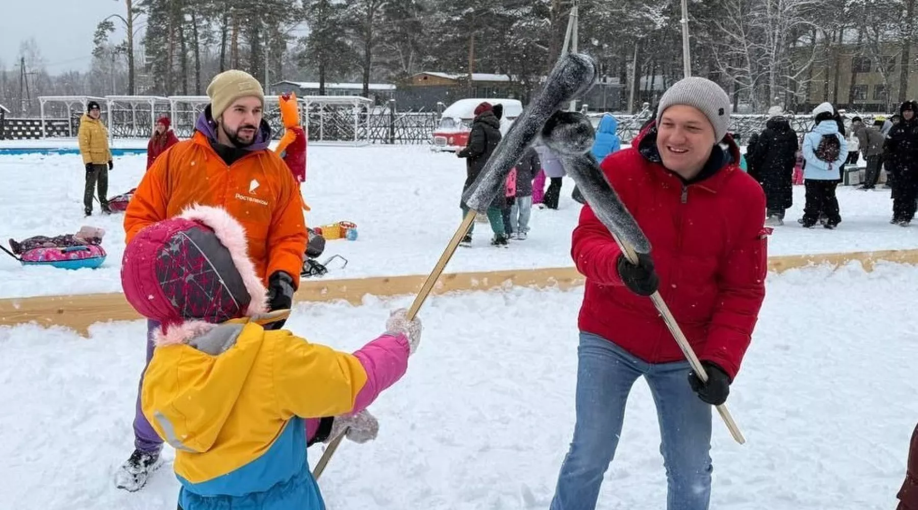 «Ростелеком» пригласил гостей алтайского Деда Мороза на битву валенками
