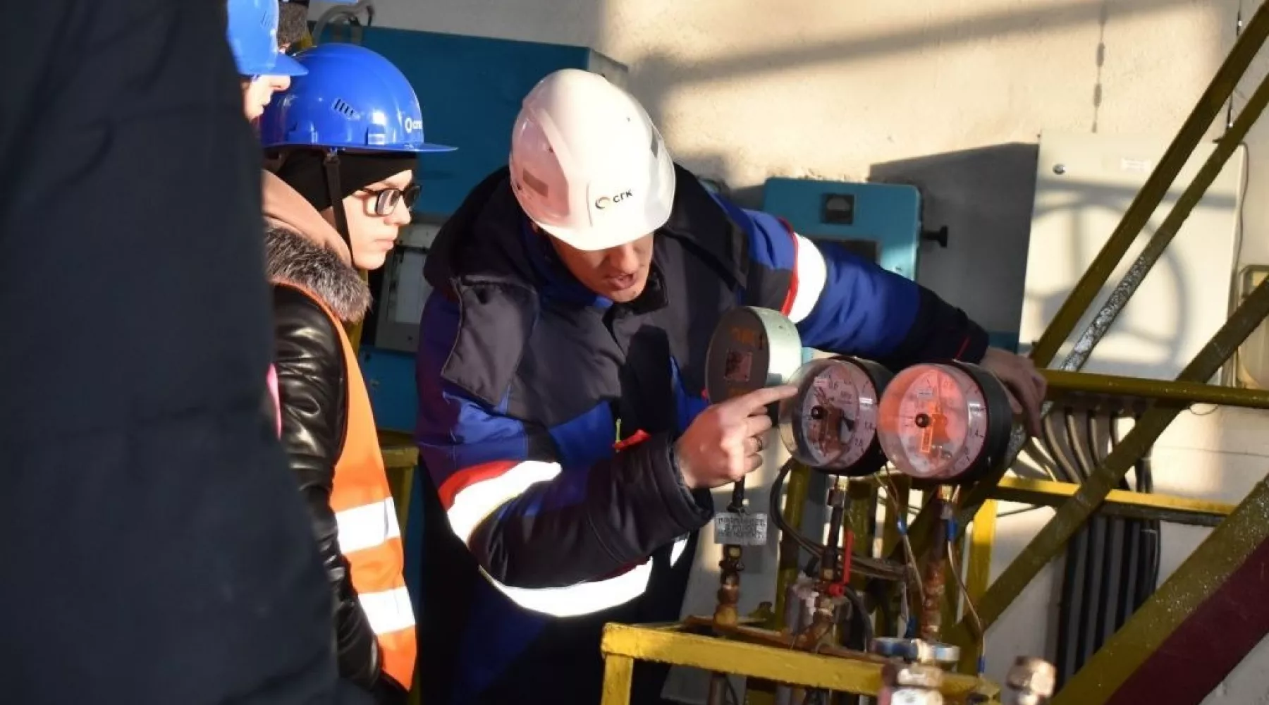 Бийские школьники познакомились с работой теплосетевого оборудования СГК