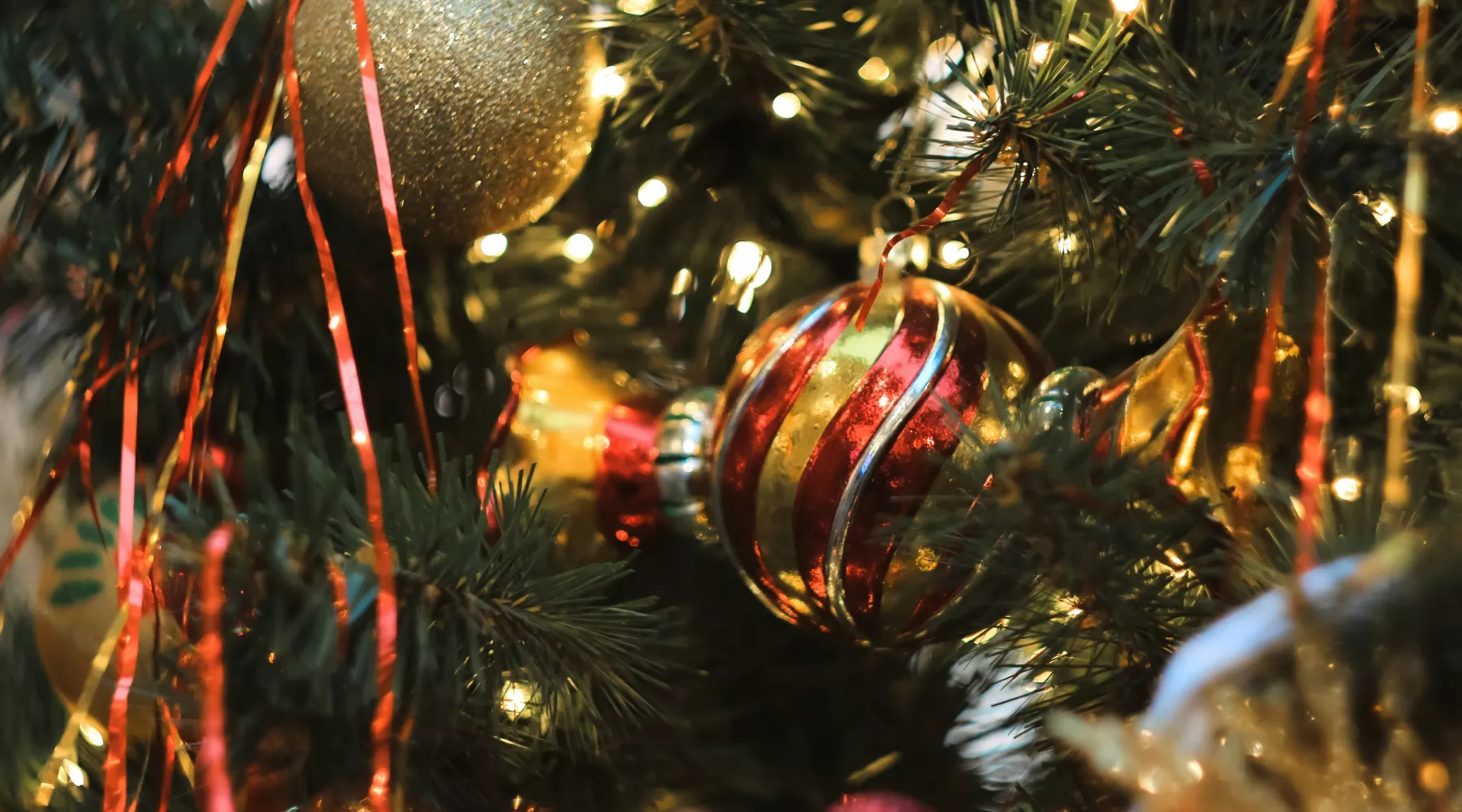 Бийские школьники начали создавать новогодние украшения своими руками