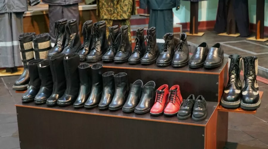 Сувениры и обувь: что еще производят в алтайских колониях