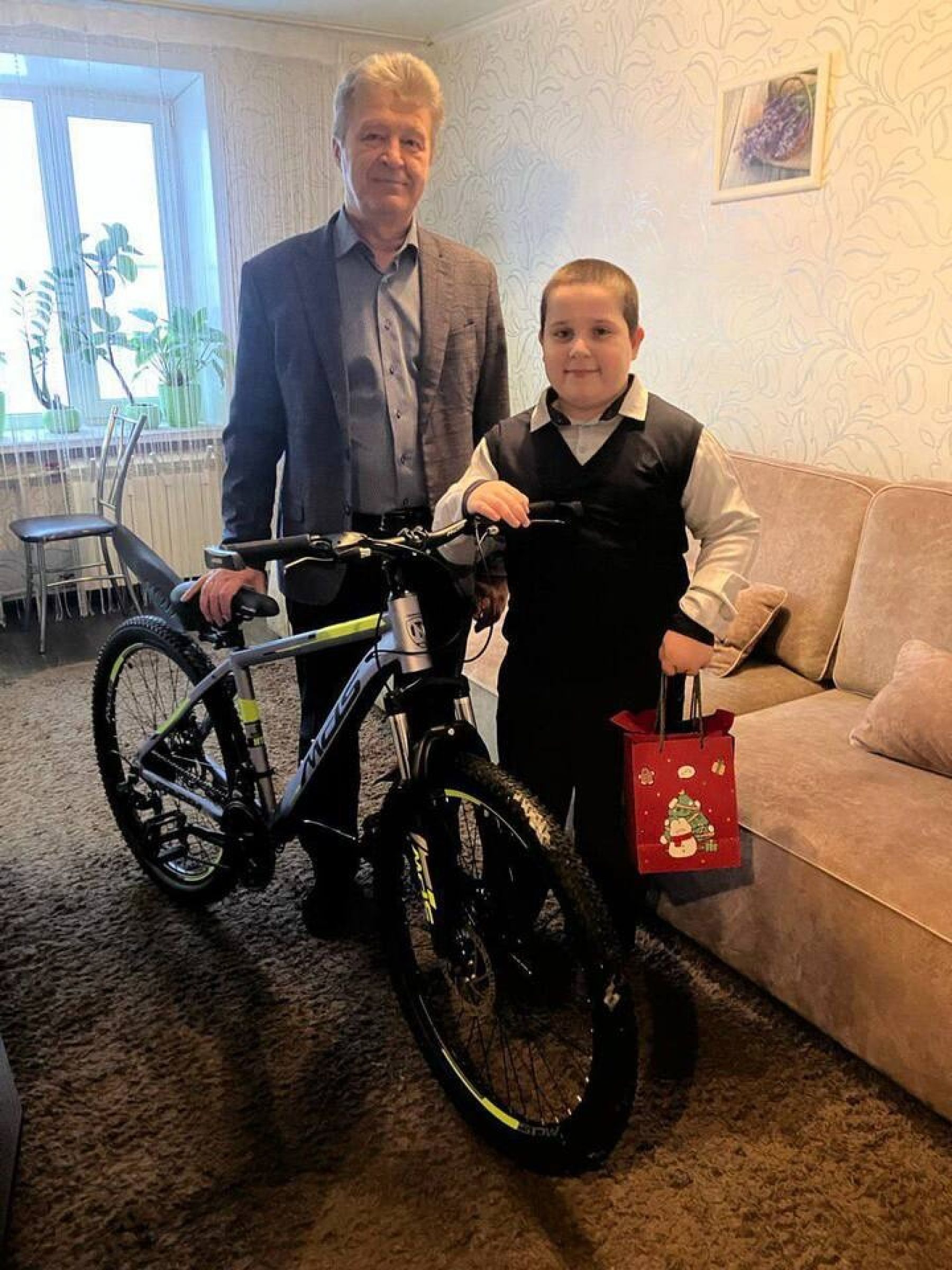 Министр природы Алтайского края исполнил желание ребенка из Бийска