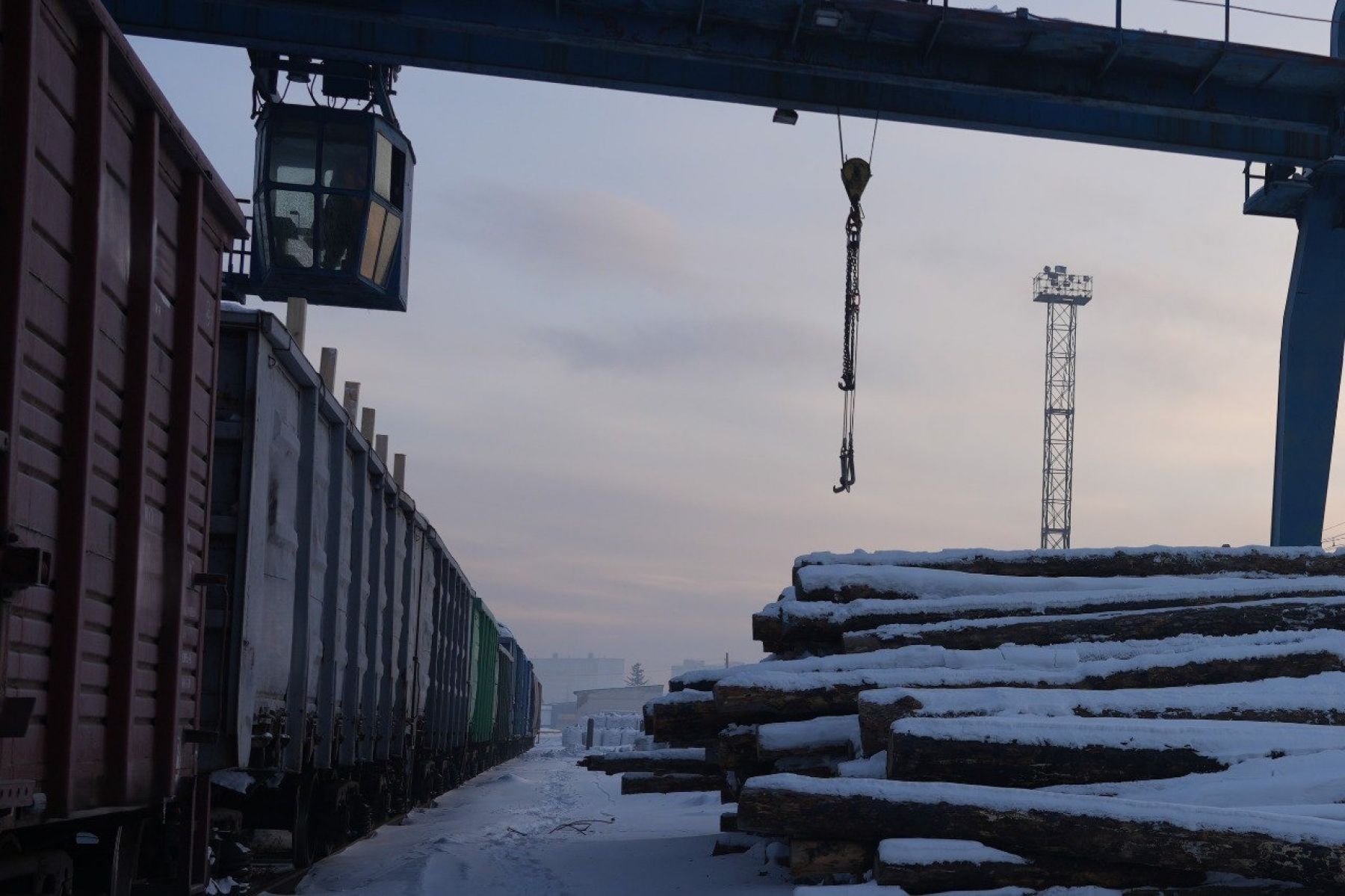 Два вагона древесины отправили из Бийска в зону проведения СВО