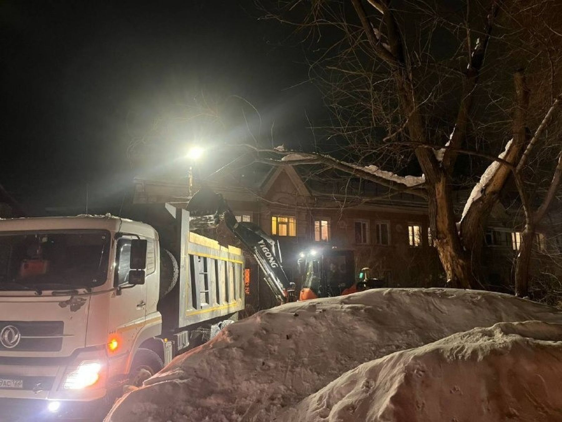 Работы по вывозу снега и поддержанию чистоты дорог