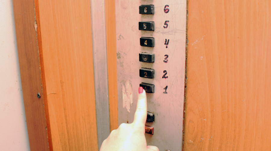 15-летняя девочка пострадала при падении лифта в Красноярске