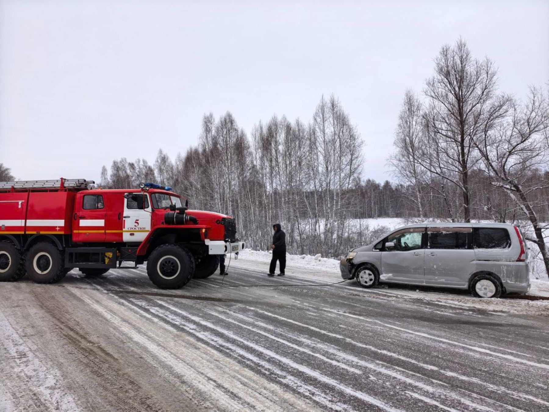 В Алтайском крае на Чуйском тракте слетел в кювет и опрокинулся автомобиль