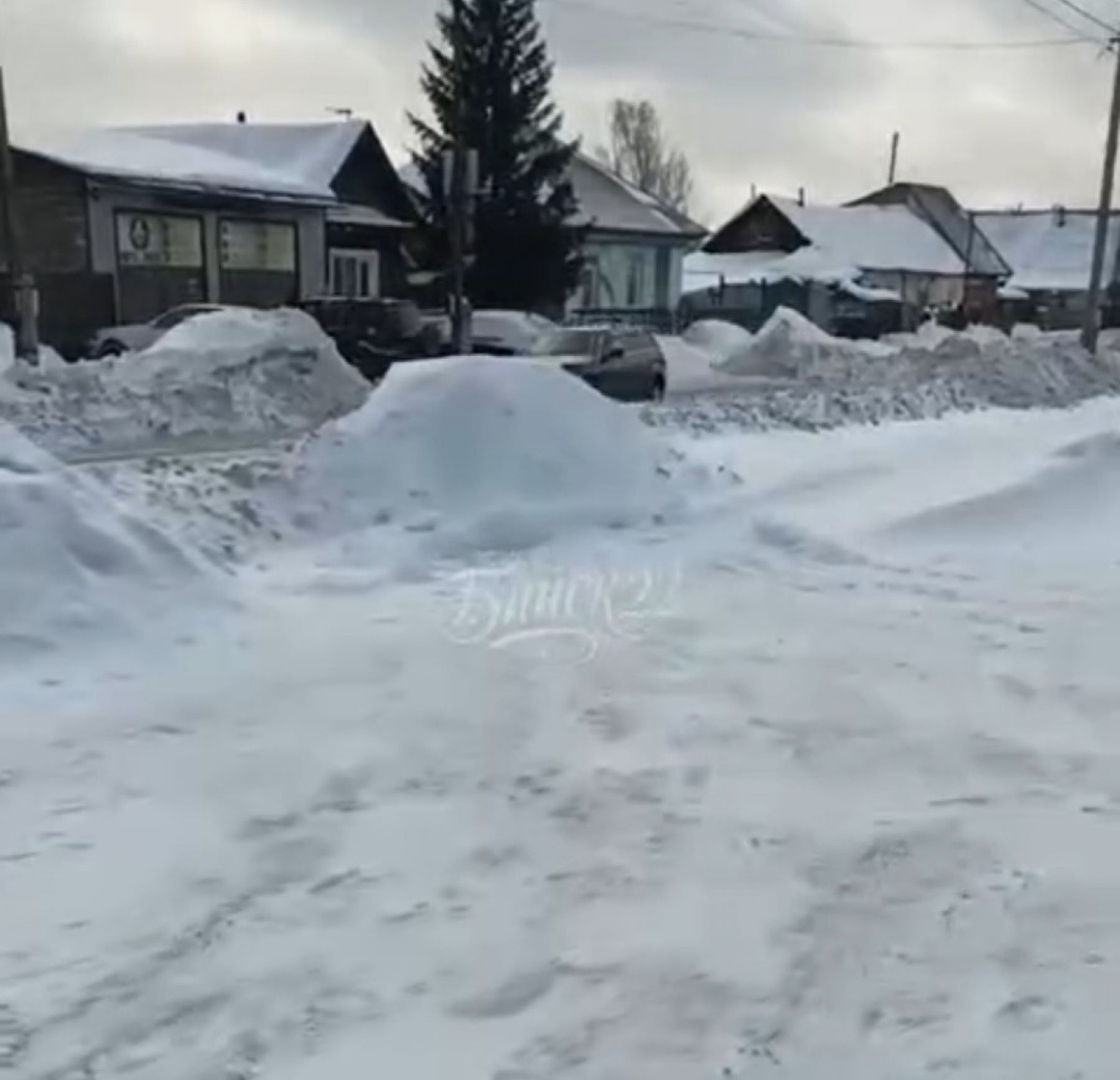 Бийчане пожаловались на заваленные снегом остановки, парковки и переходы