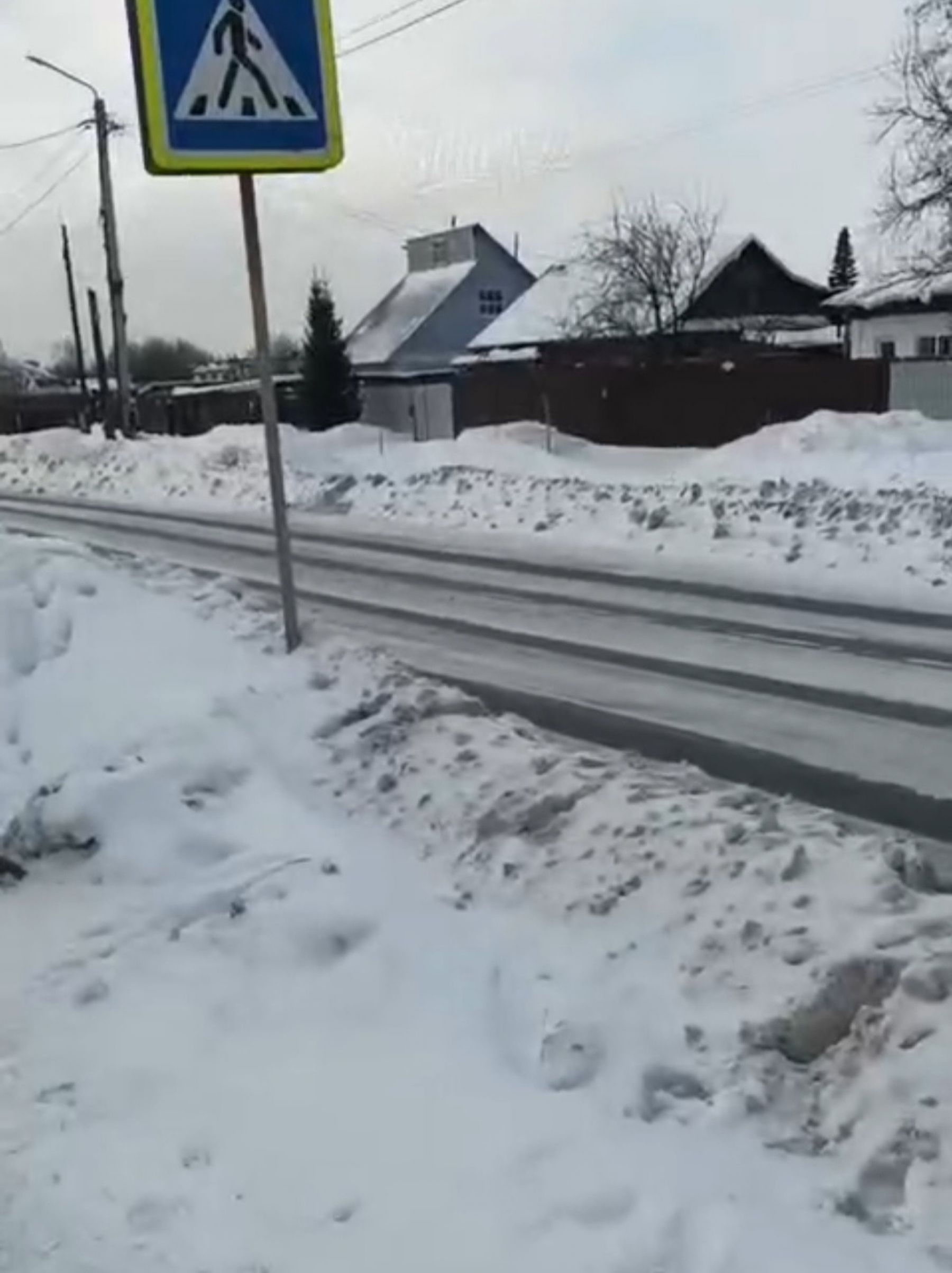 Бийчане пожаловались на заваленные снегом остановки, парковки и переходы