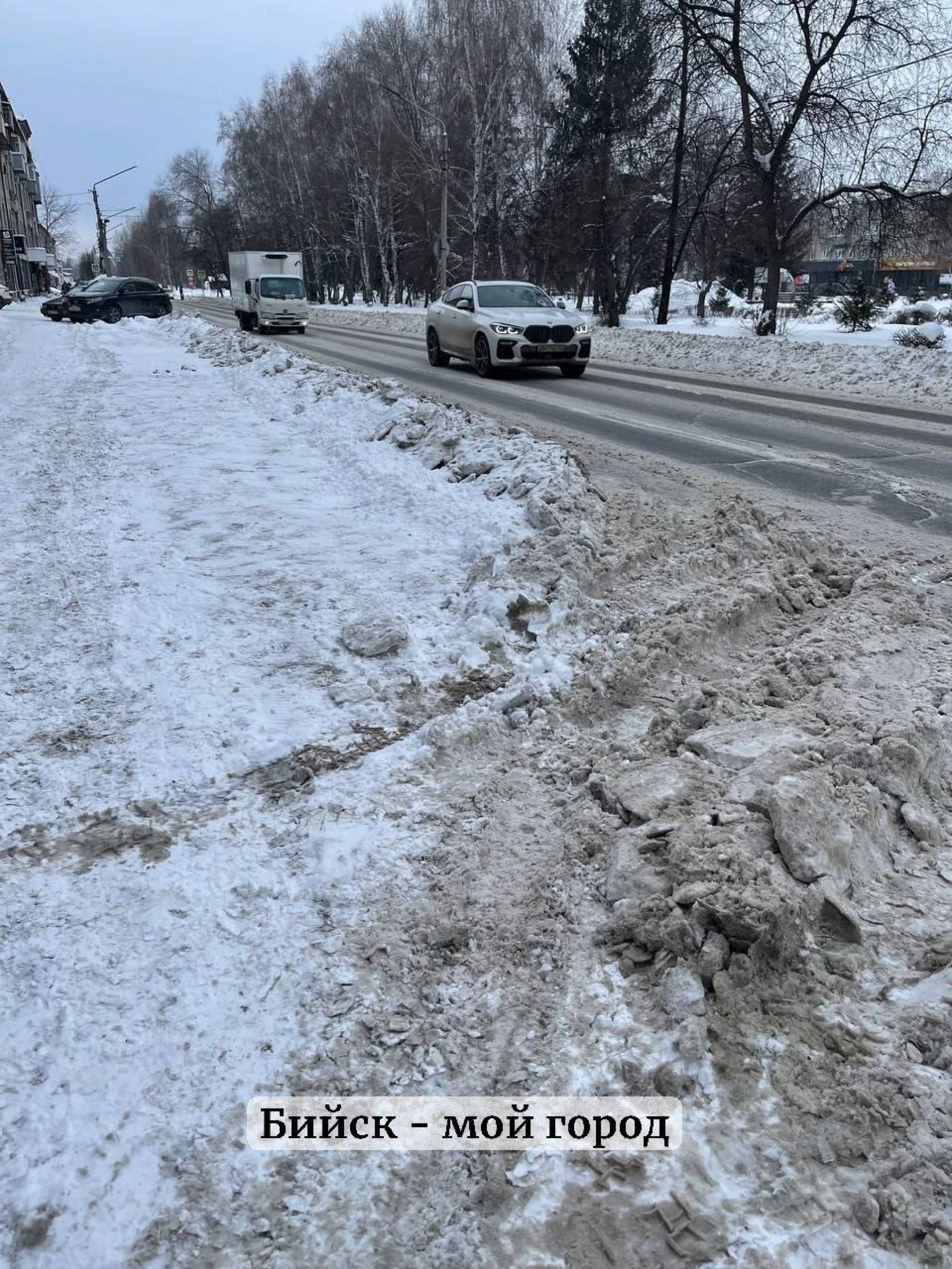 Бийчане пожаловались на заваленные снегом остановки, парковки и переходы