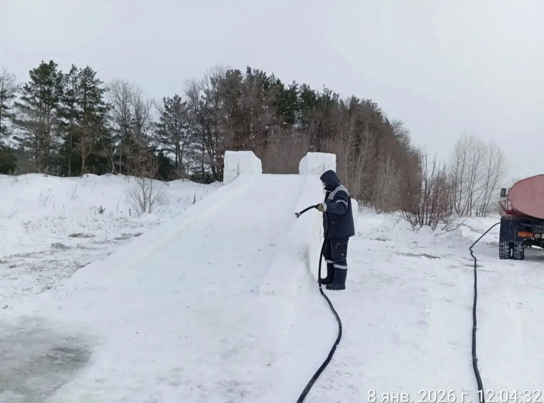 В Бийске залили еще одну снежную горку