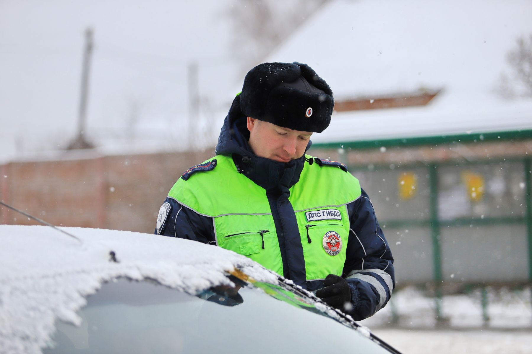 Инспектор Госавтоинспекции Денис Зарубин.
