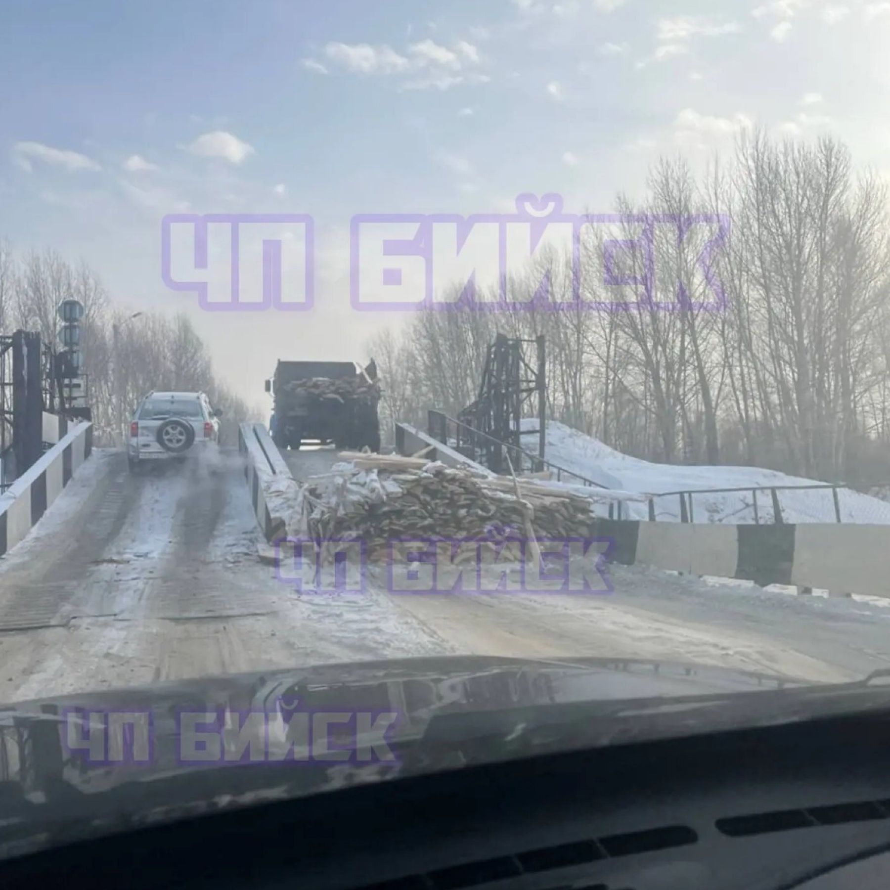 Соцсети: в Бийске на понтонном мосту образовалась пробка