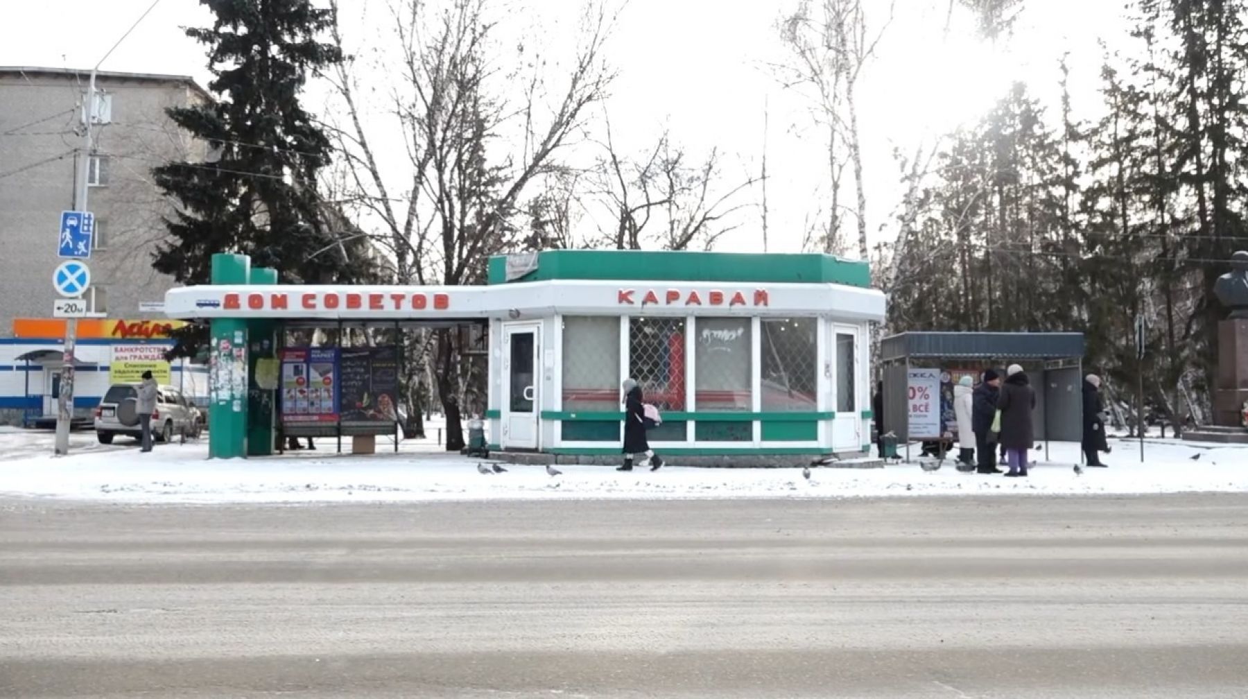 В этом продуктовом павильоне на остановке Надежда снимала свои первые видео