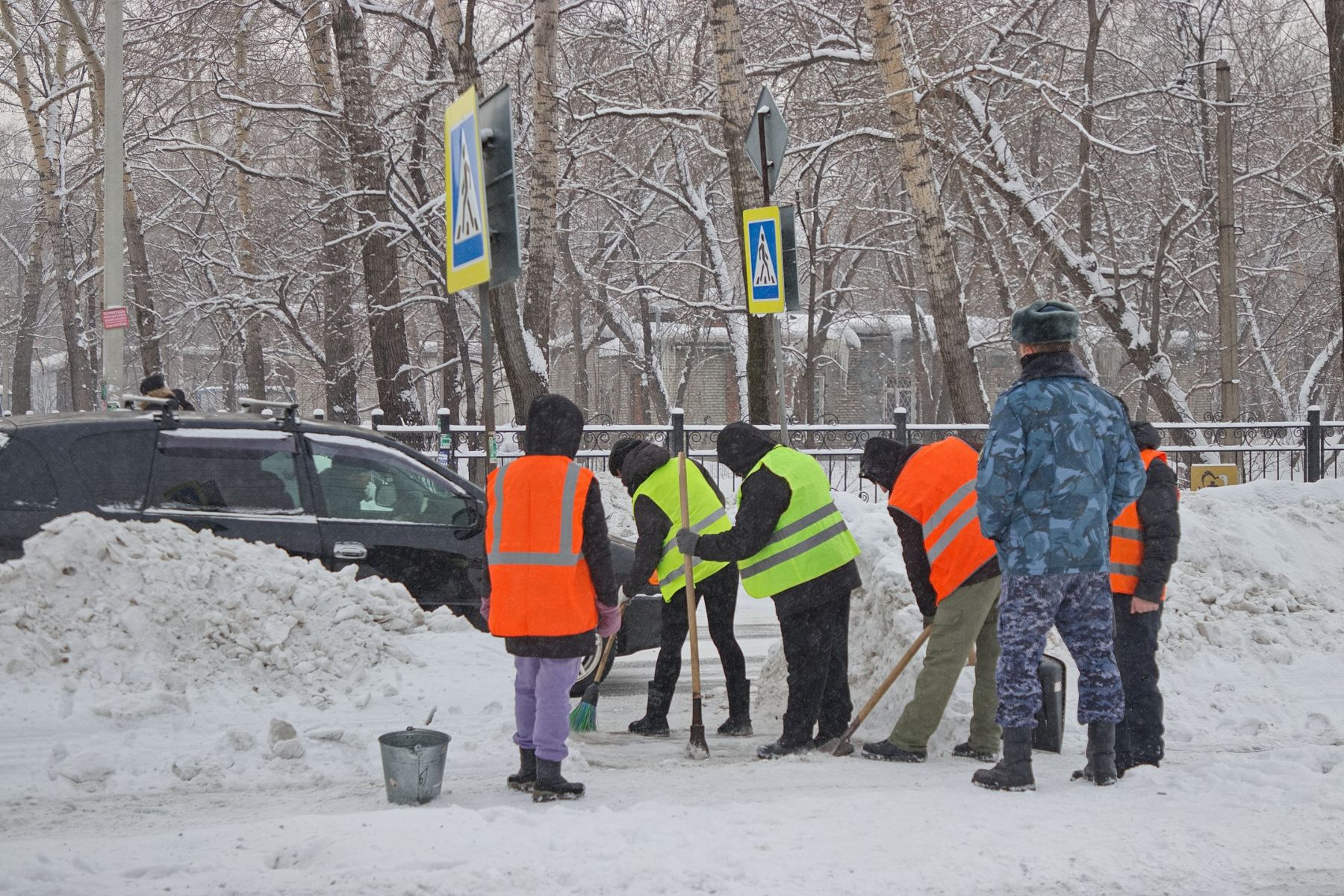 Расчистка дорог от снега и наледи. Дорожные работы зимой. 