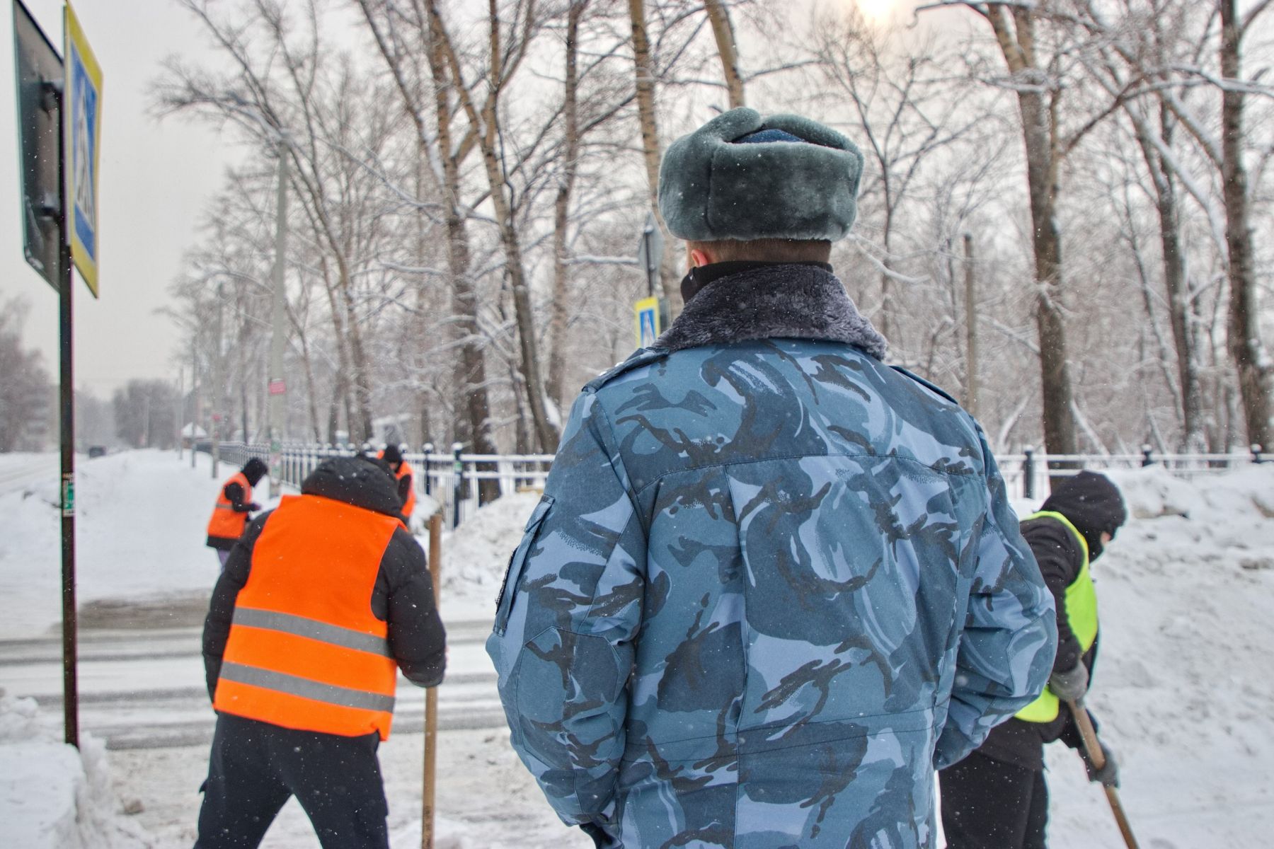 Расчистка дорог от снега и наледи. Дорожные работы зимой. 