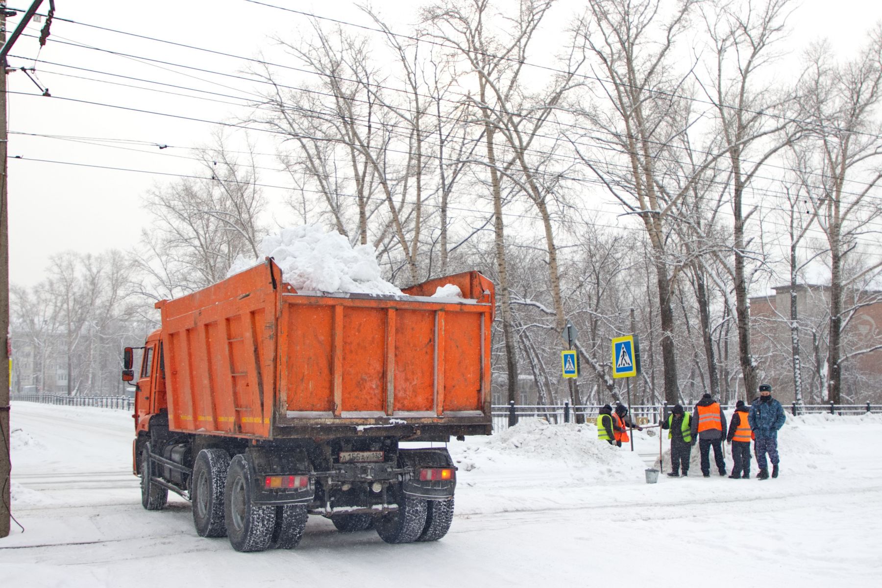 Расчистка дорог от снега и наледи. Дорожные работы зимой. 