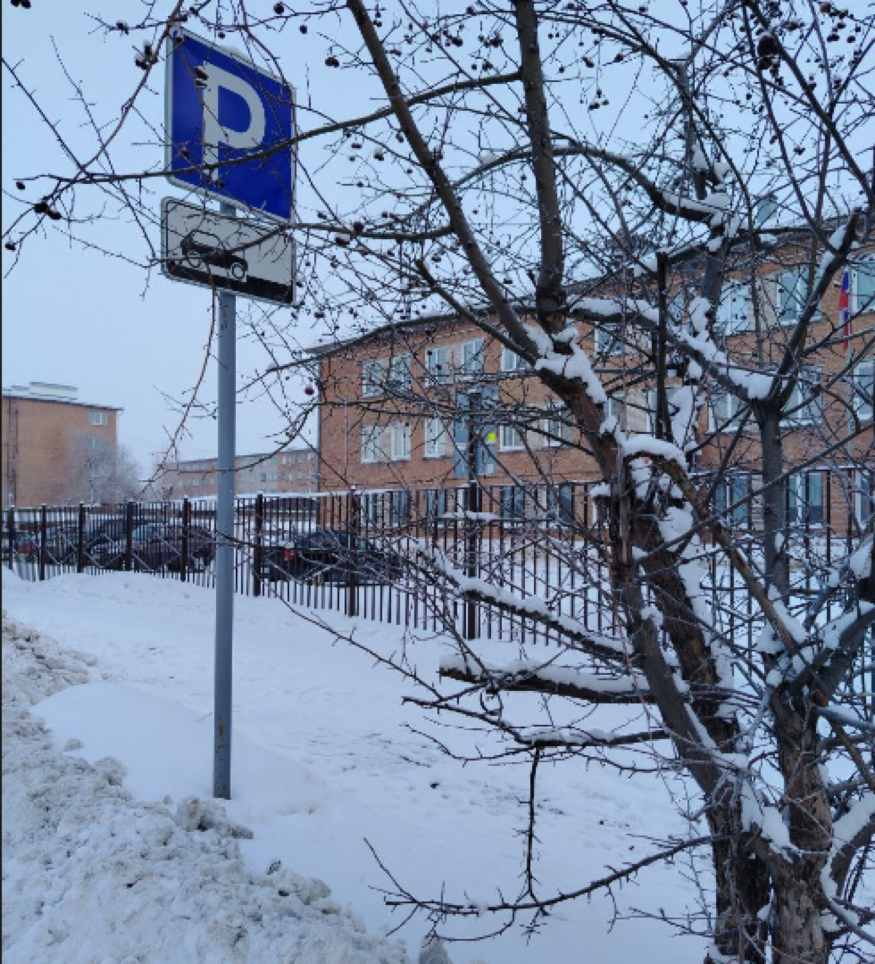 Снег. Сугробы. Парков. Дороги