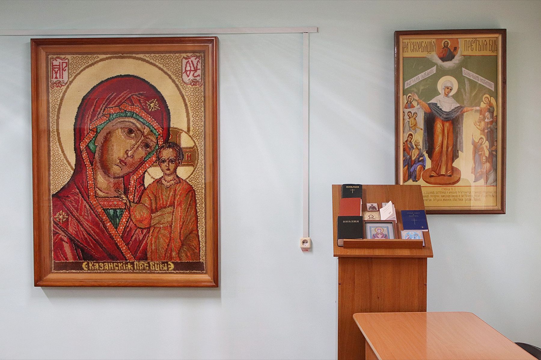 В реабилитационной комнате, где постояльцы проводят досуг, висят большие иконы