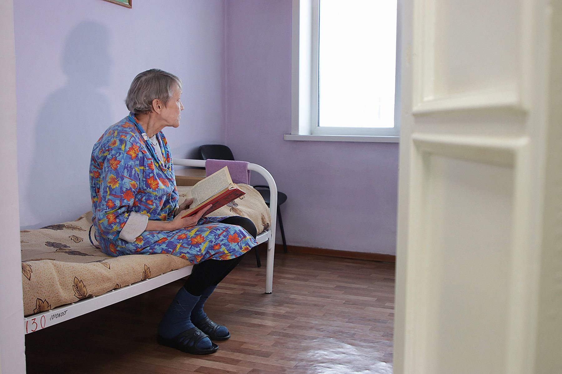 Сотрудники центра помогают постояльцам с оформлением в дом-интернат для престарелых и инвалидов