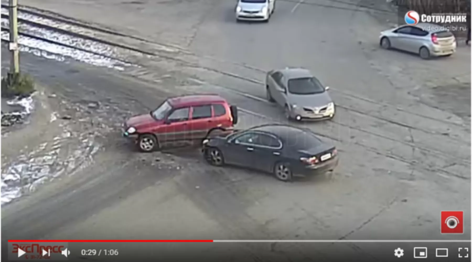 Опубликовано видео  ДТП на перекрестке Мартьянова и Ударной