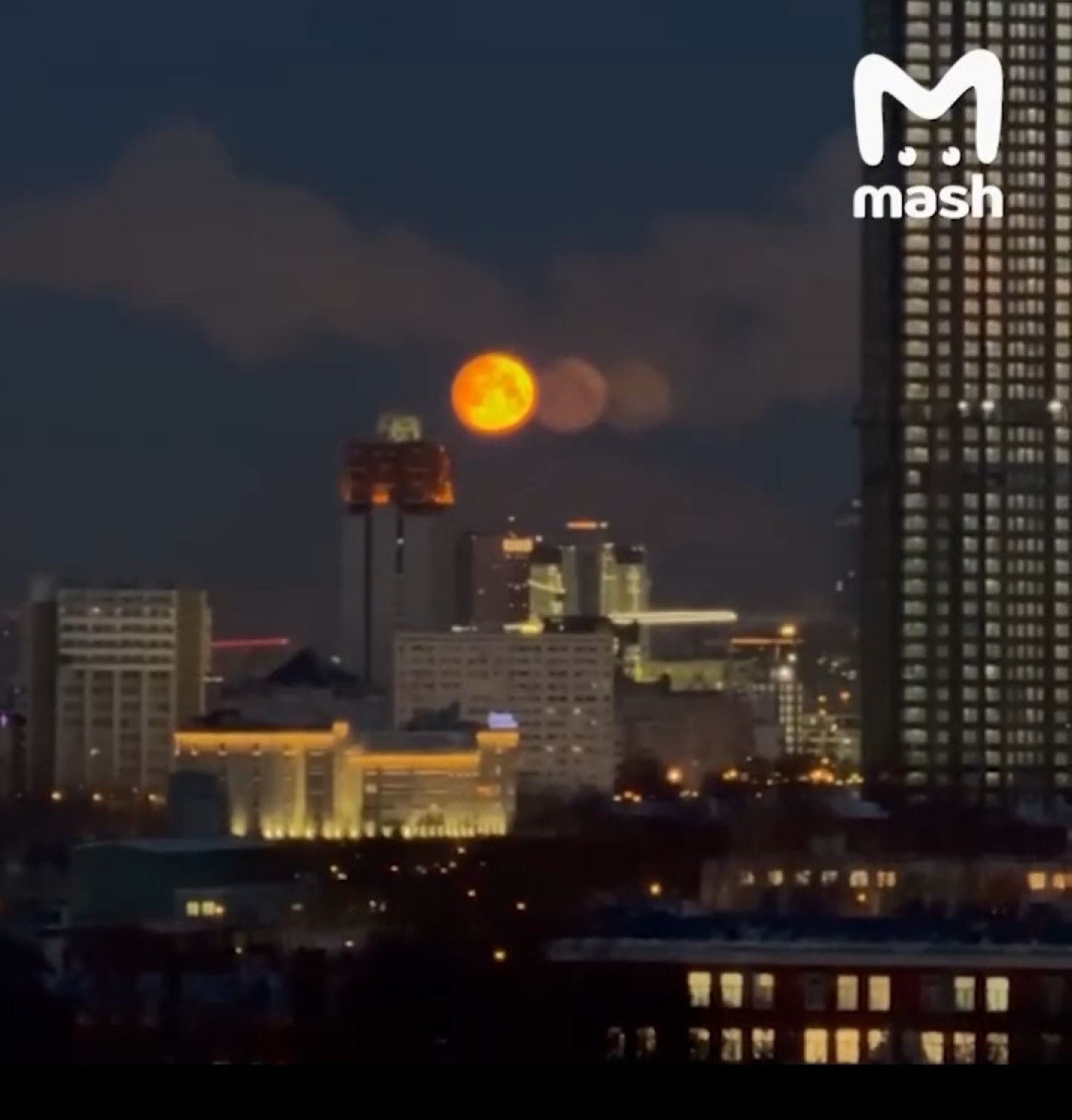 Три луны в небе над Москвой сняли на видео очевидцы