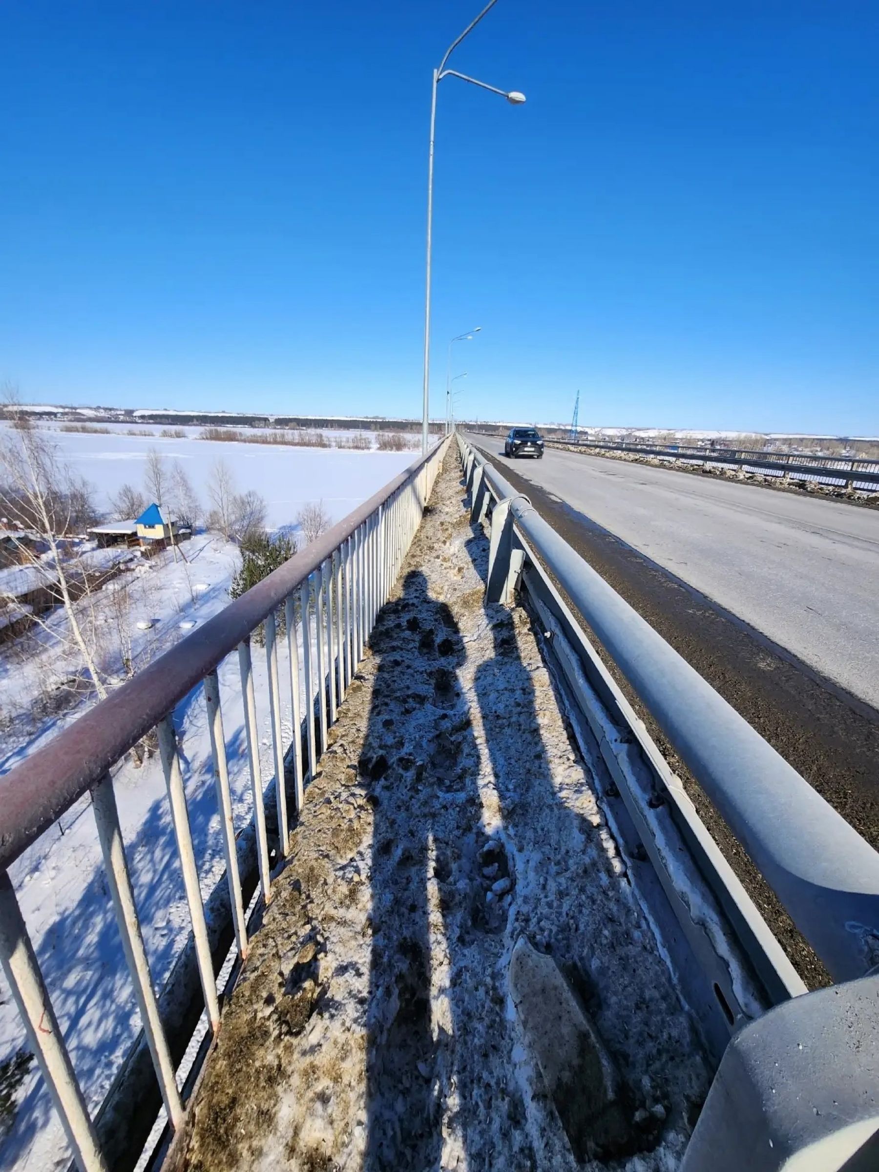 Пешеходная зона на объездном мосту в Бийске завалена снегом