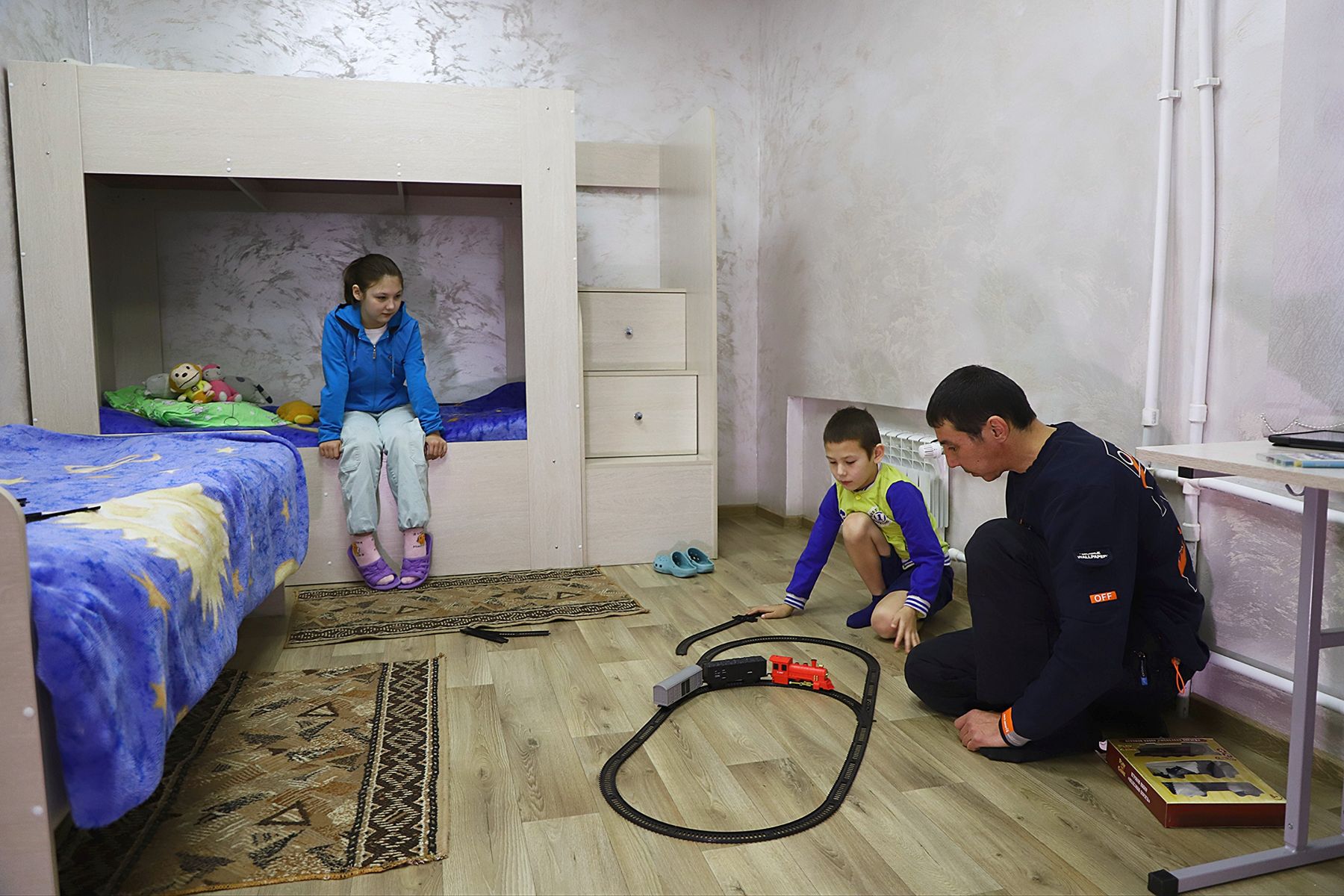 Родителей учат взаимодействовать со своими детьми. Накормить и сделать уроки - еще не все, важно с ними разговаривать. 