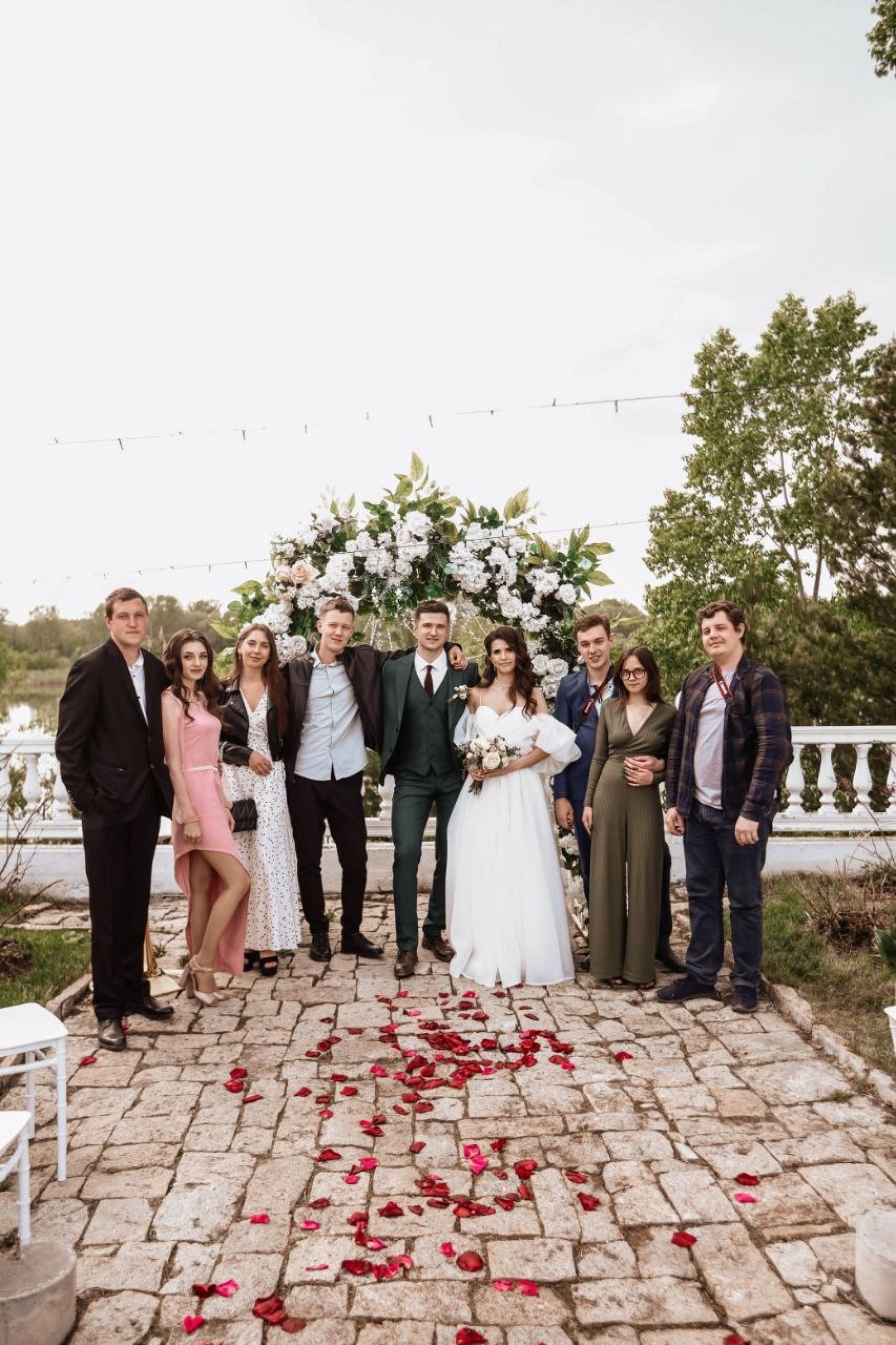 В окружении молодой пары поженились почти все друзья, но совсем скоро настанет день их свадьбы