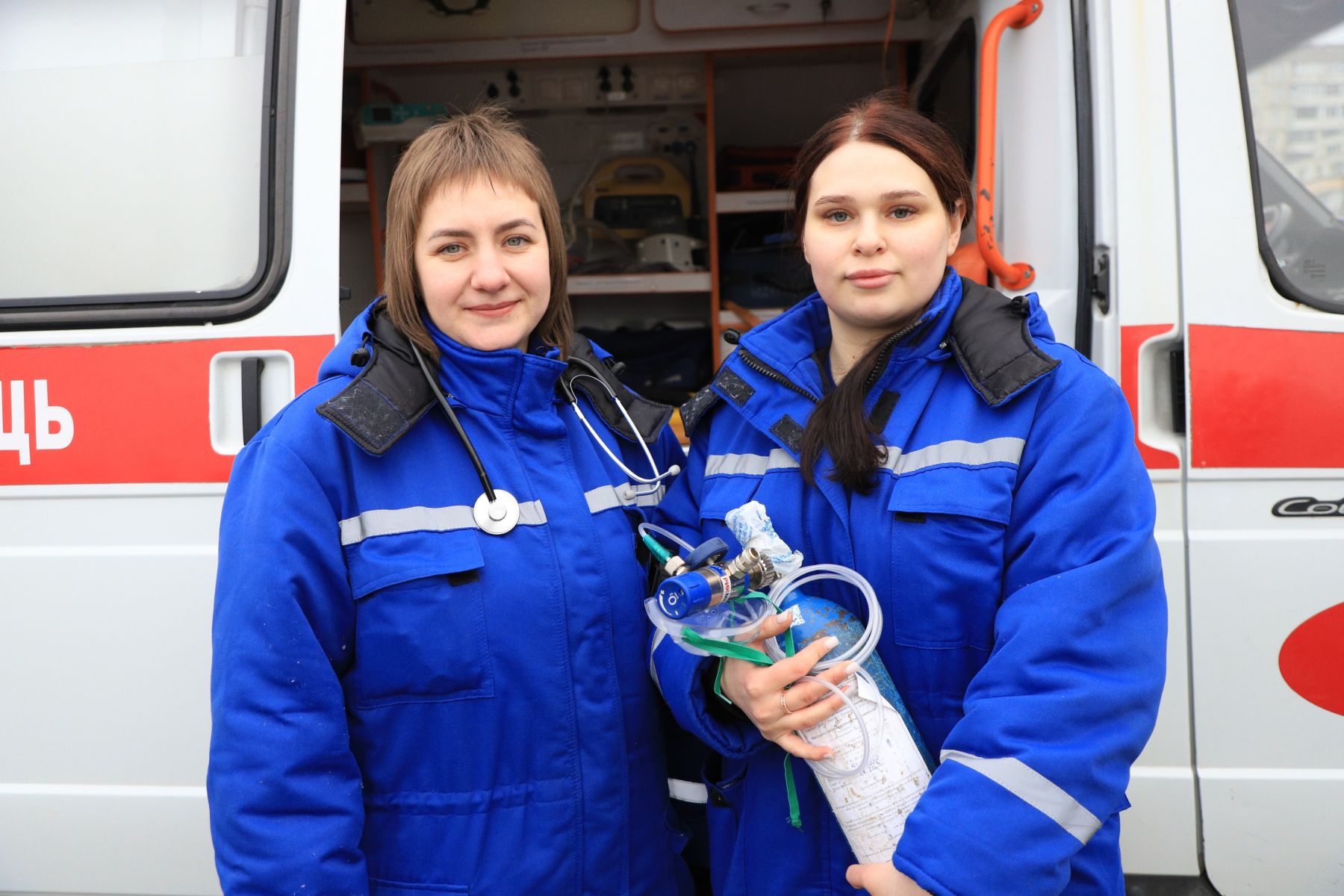 Слева: Юлия Техова, фельдшер скорой помощи Бийска