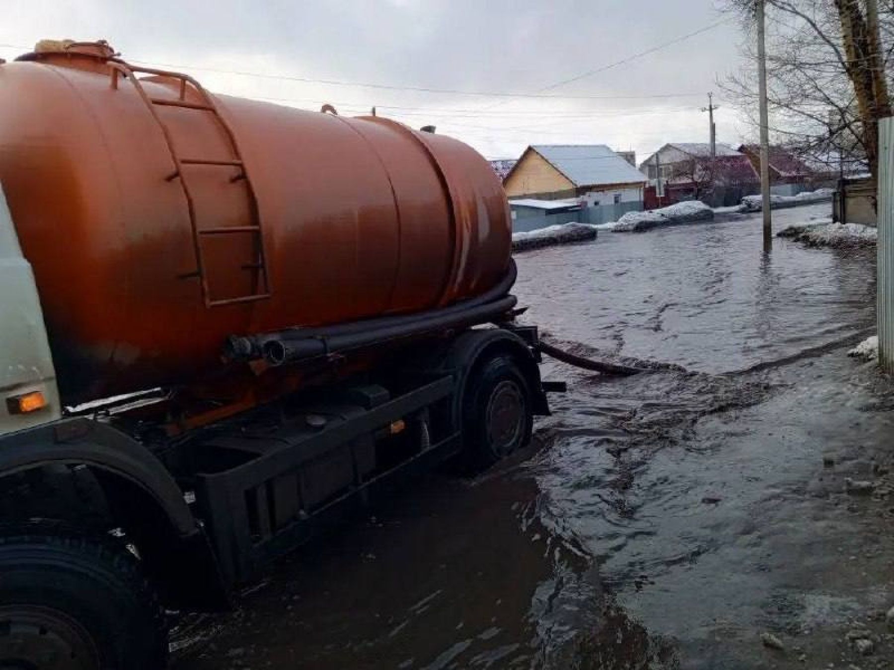 Откачка талых вод в Бийске 