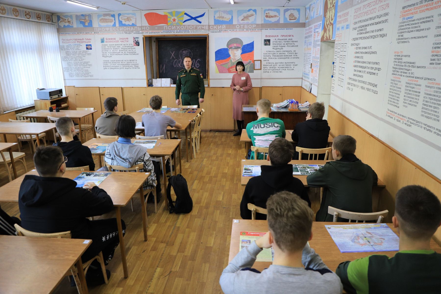 В Бийске агитация школьников на поступление в высшее военное учебное заведение проходит регулярно