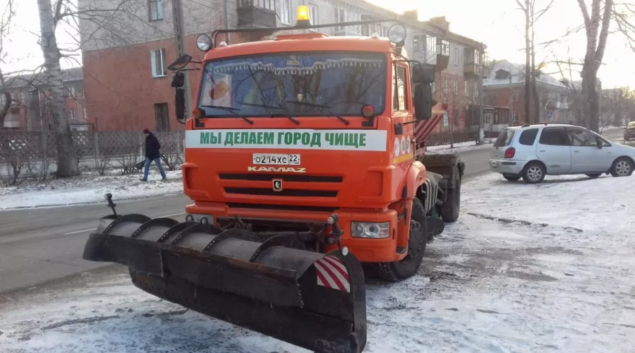 Легковушка врезалась в снегоуборочный КамАЗ в Бийске