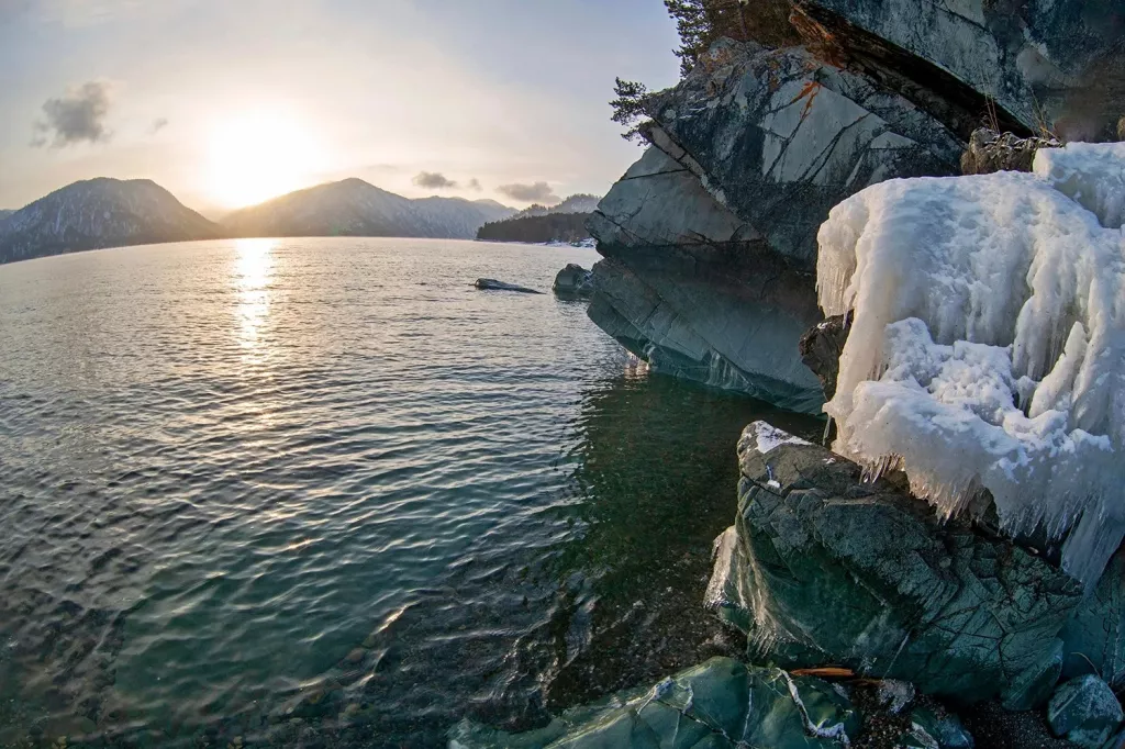 Алтайский фотограф запечатлел холодное дыхание Телецкого озера - Информационный портал "Бийский рабочий", 23.02.2026