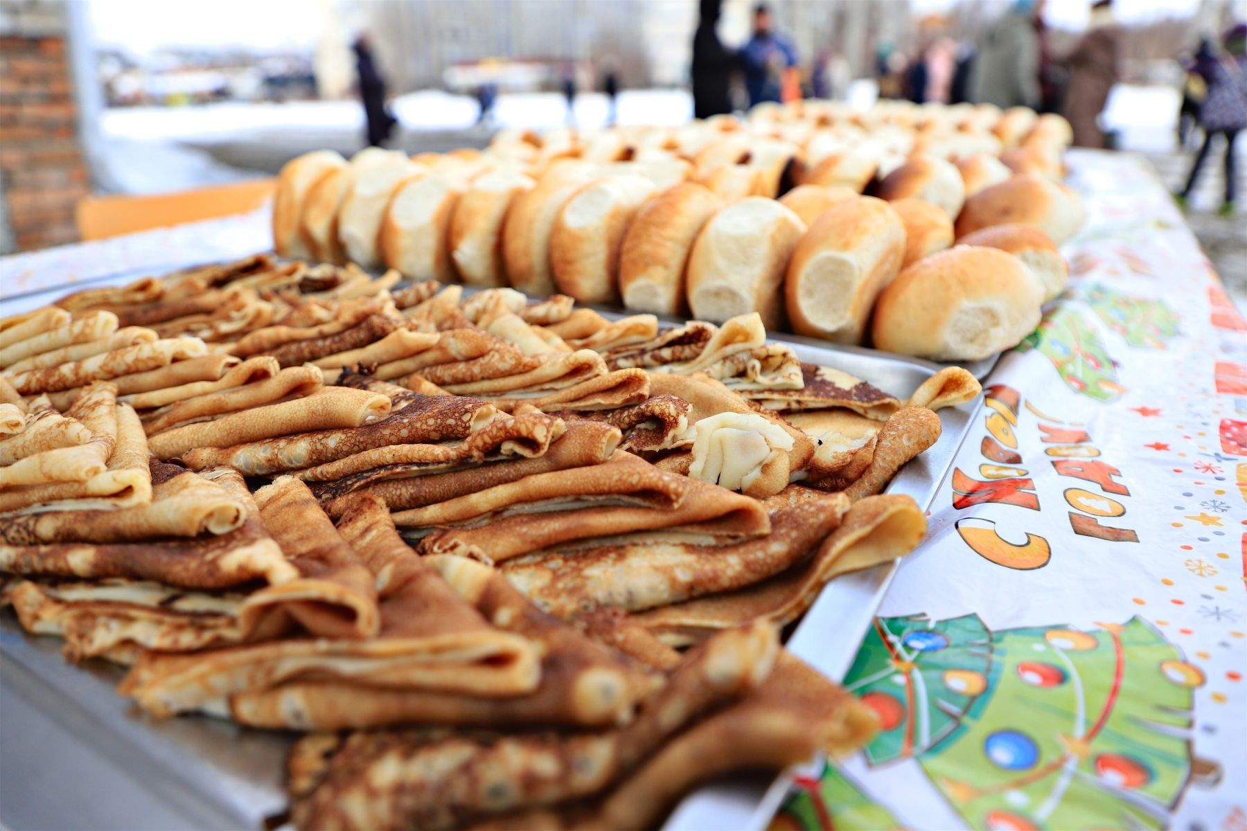 Около тысячи блинов испекли к празднику.