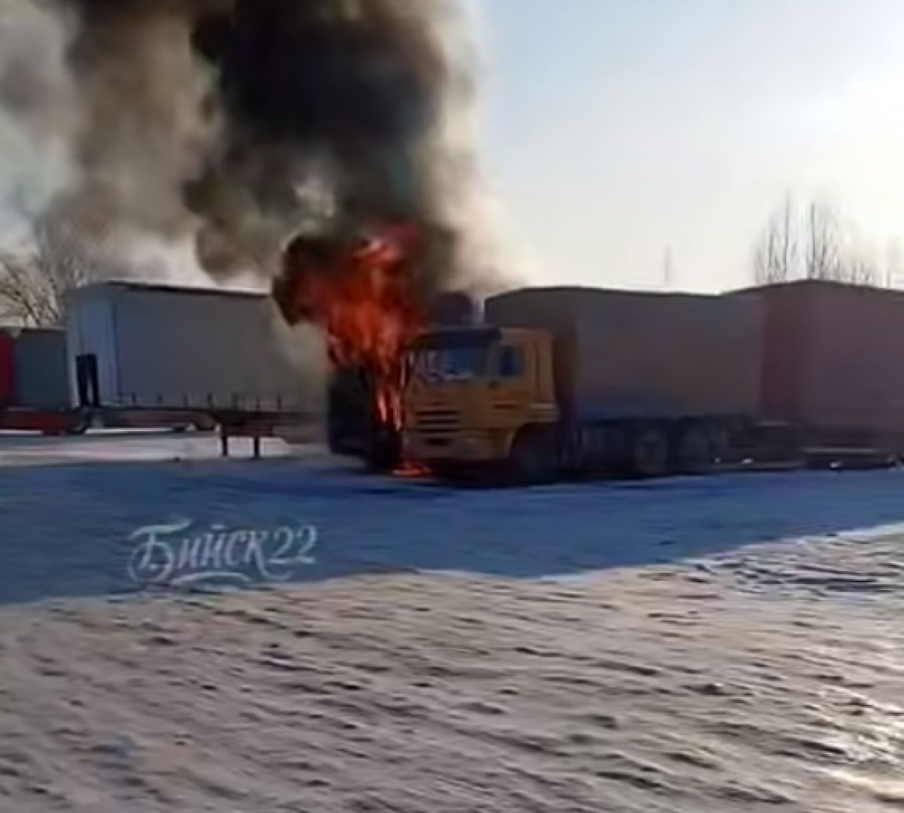 В Бийске в районе телевышки горит автомобиль