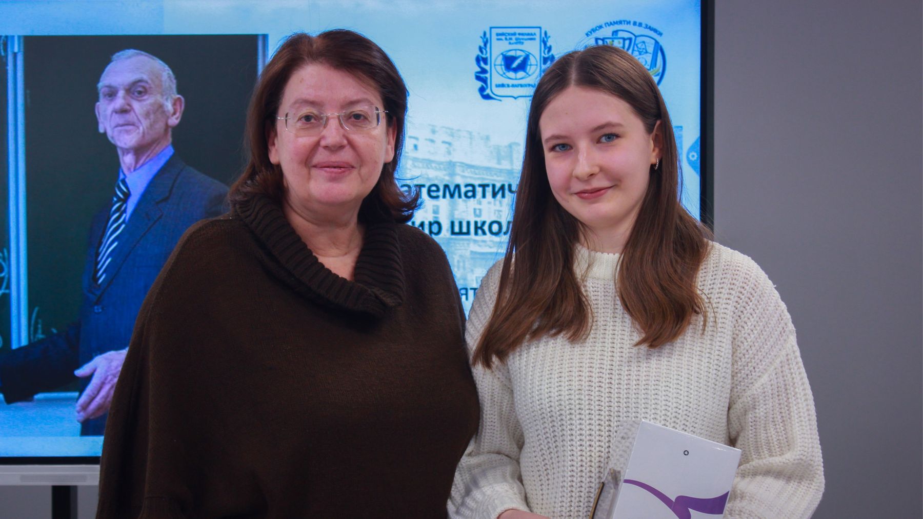 Елена Александрова и обладательница кубка призер I степени Тихонова Яна Станиславовна (9 класс), Бийский лицей-интернат