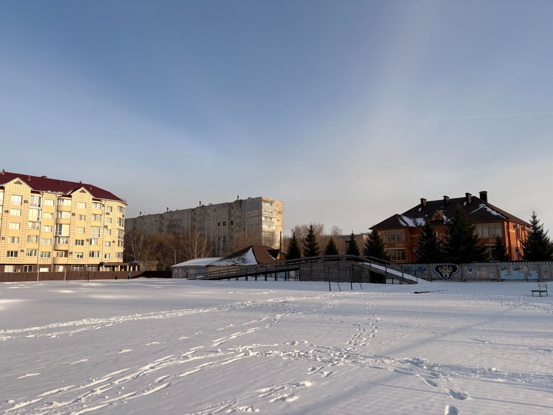 Зимой на этой горке людно, приходят дети со всего района
