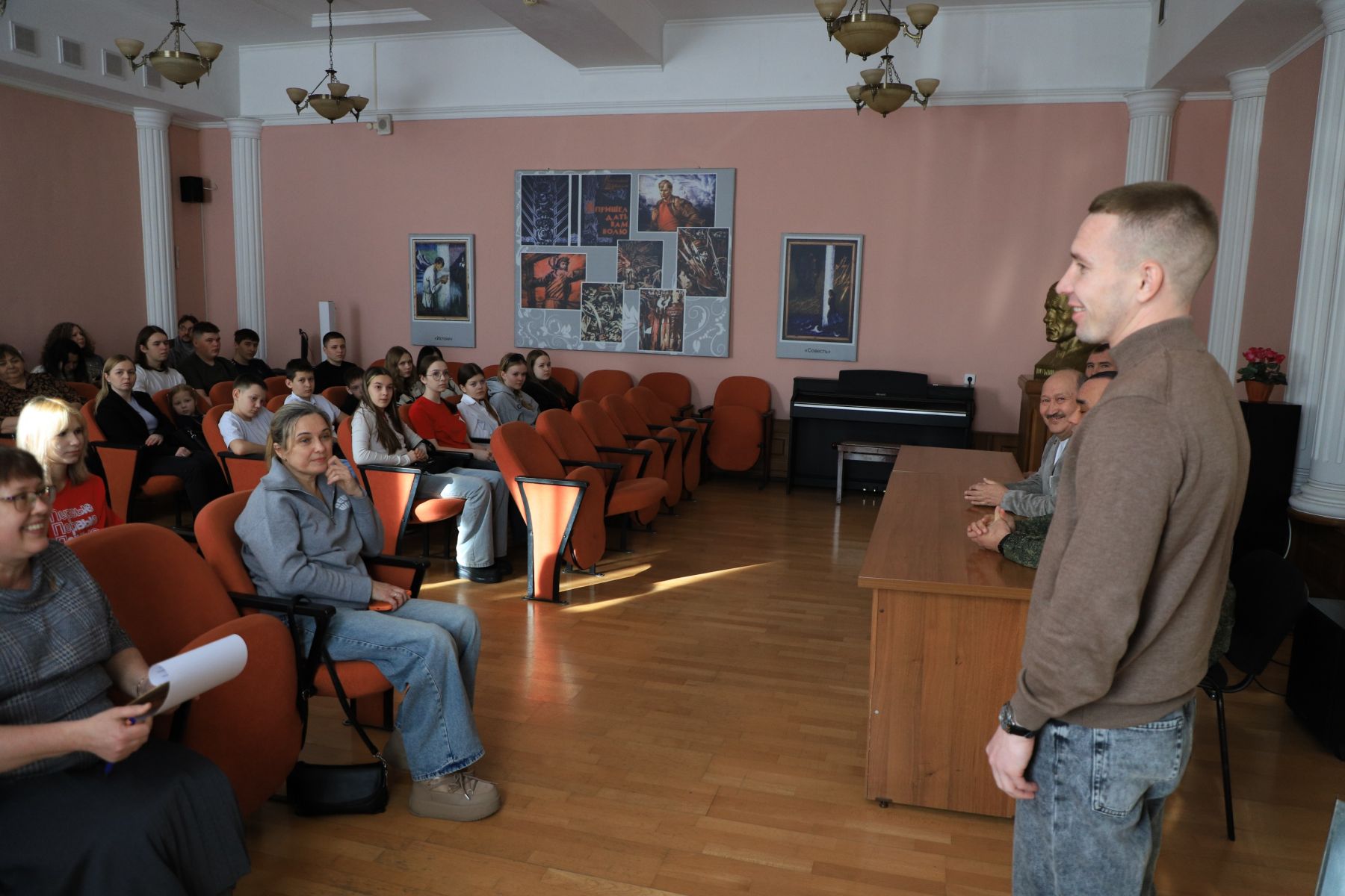 Степан выступает на патриотическом мероприятии перед школьниками