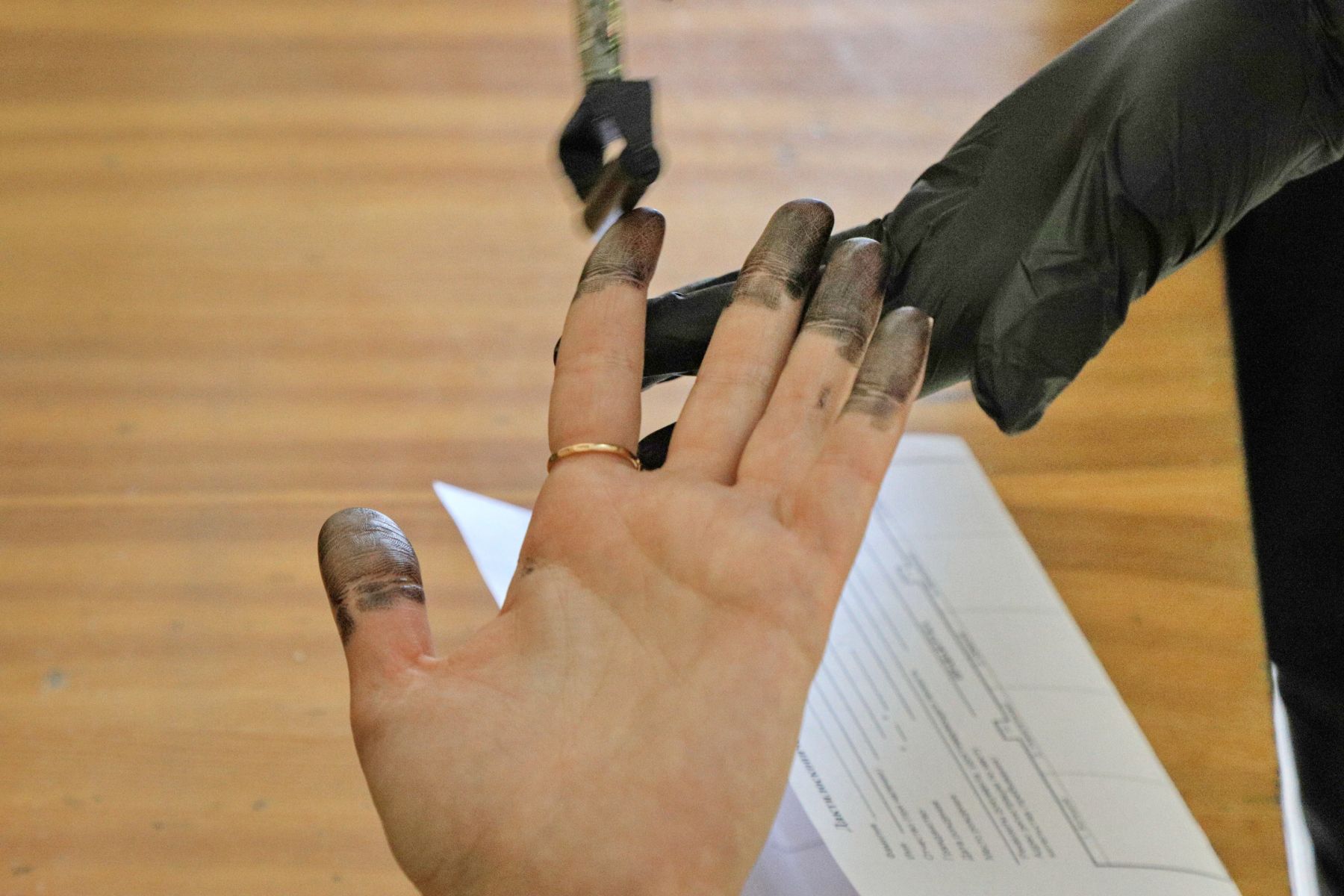 Следы. Отпечатки пальцев. Преступник