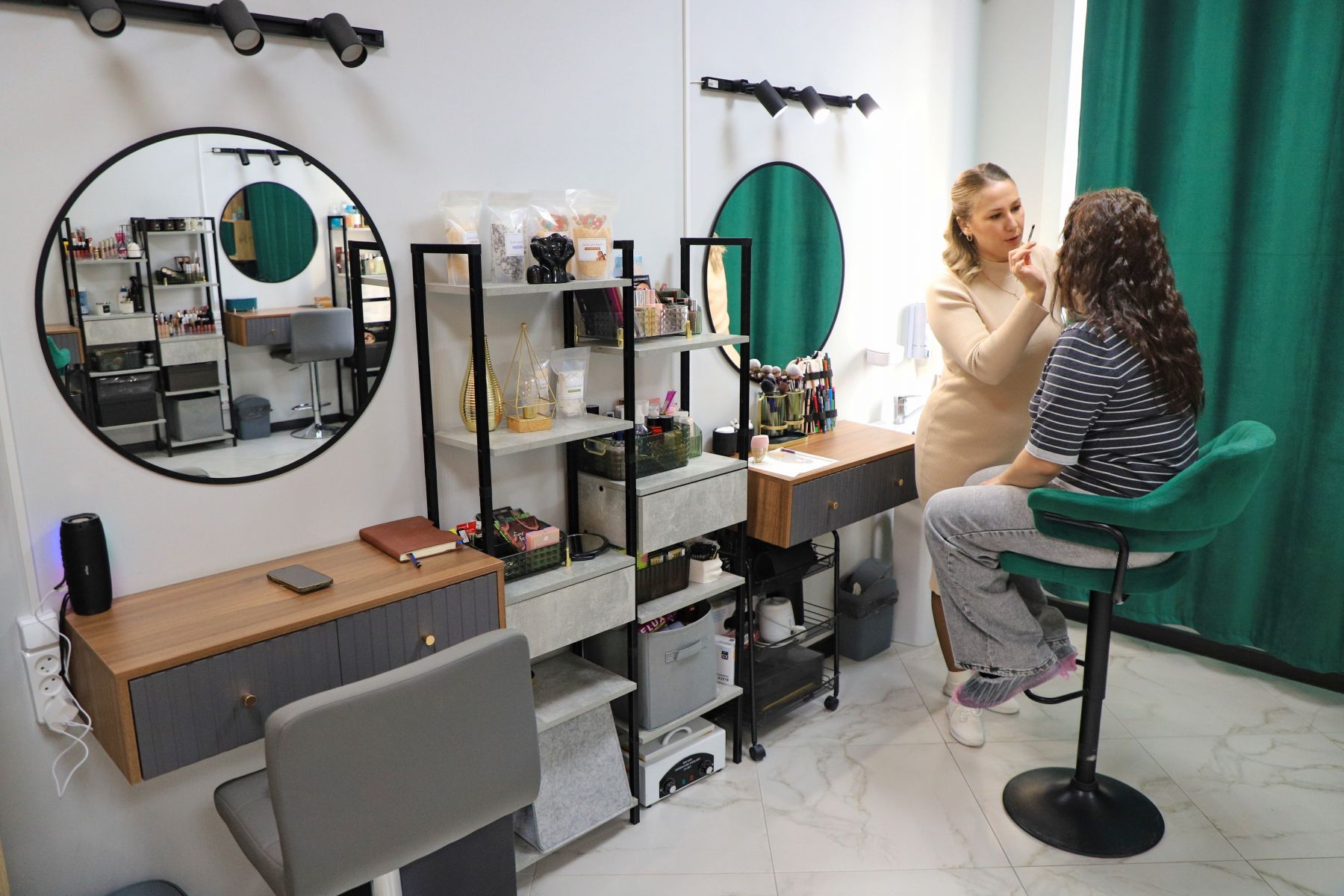 Салон красоты. Макияж. Прически