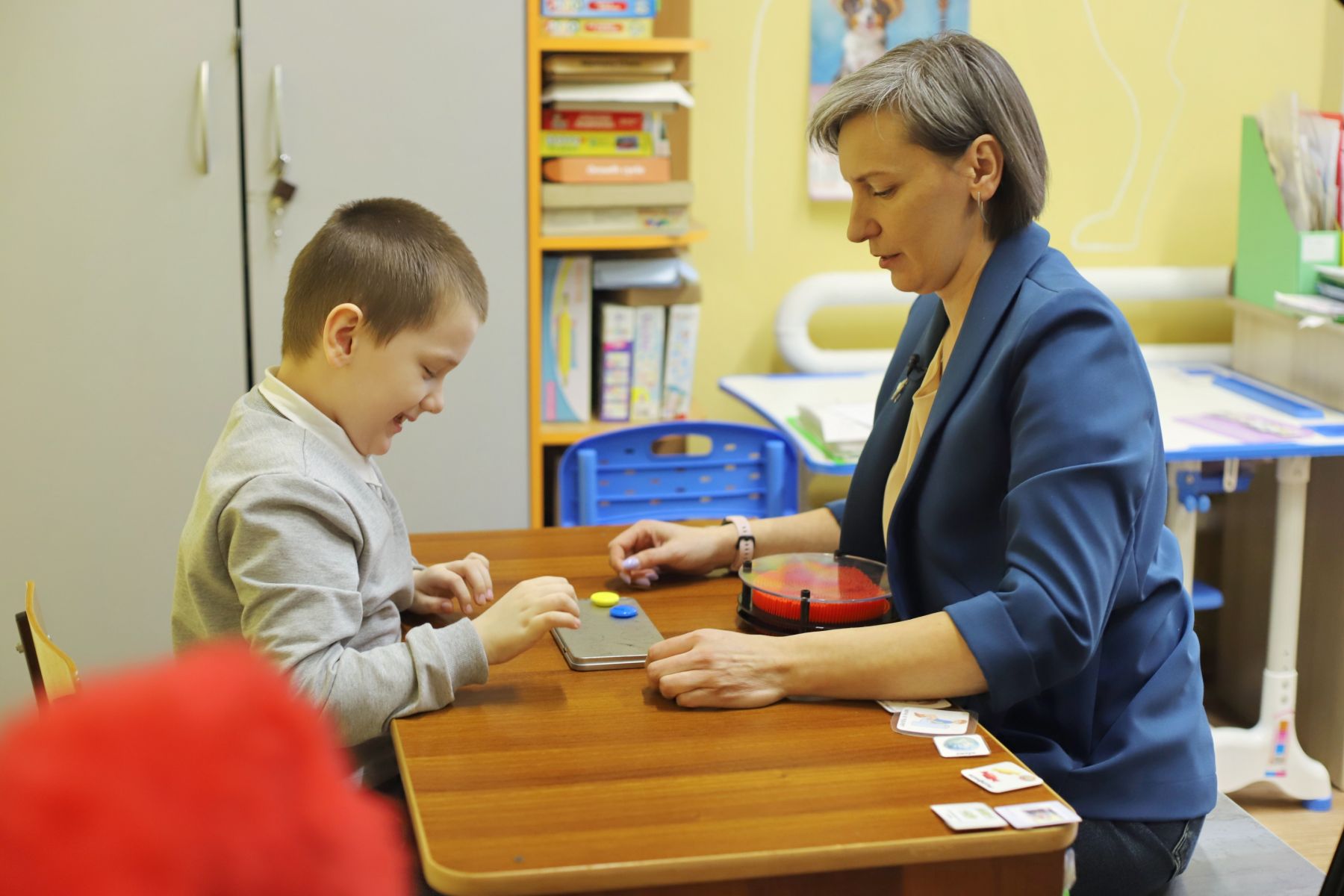 Ирина Селезнева проводит занятие: за верные ответы ребенок получает магнитик