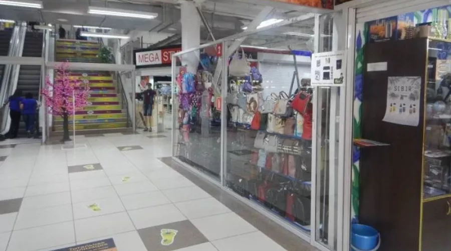 Сельские жители украли женские сумки из торгового центра в Бийске