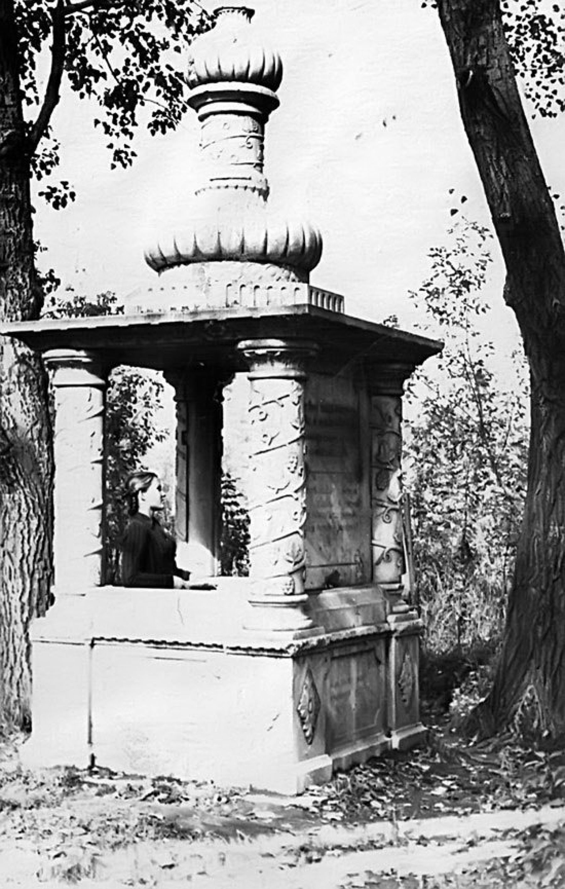 Памятник на могиле купцов Осиповых. Ныне - в полуразрушенном виде. 